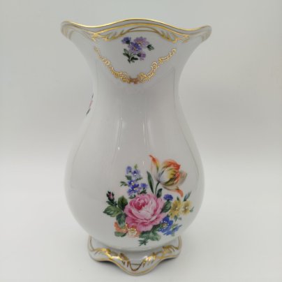 Ваза с фестончатым краем, украшенная изображением мейсенского букета, фарфор, деколь, золочение, Graf Von Henneberg Porzellan, 1777 Jlmenau, Германия, 1973-1990 гг.