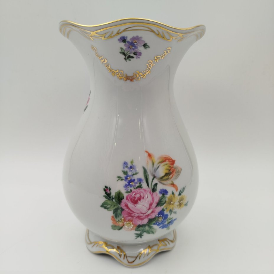 Ваза с фестончатым краем, украшенная изображением мейсенского букета, фарфор, деколь, золочение, Graf Von Henneberg Porzellan, 1777 Jlmenau, Германия, 1973-1990 гг.