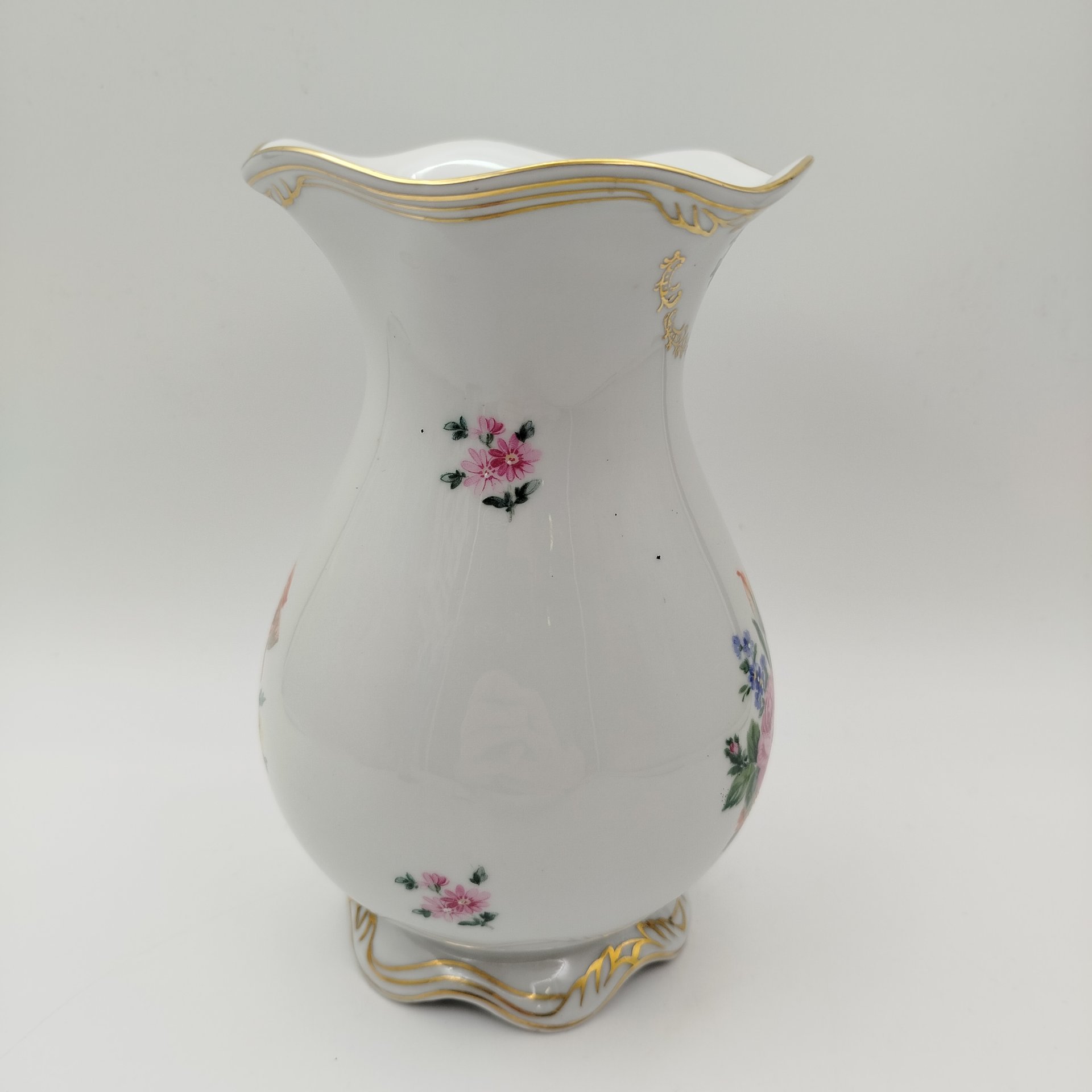 Ваза с фестончатым краем, украшенная изображением мейсенского букета, фарфор, деколь, золочение, Graf Von Henneberg Porzellan, 1777 Jlmenau, Германия, 1973-1990 гг.