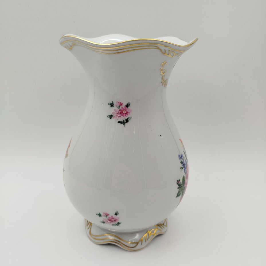 Ваза с фестончатым краем, украшенная изображением мейсенского букета