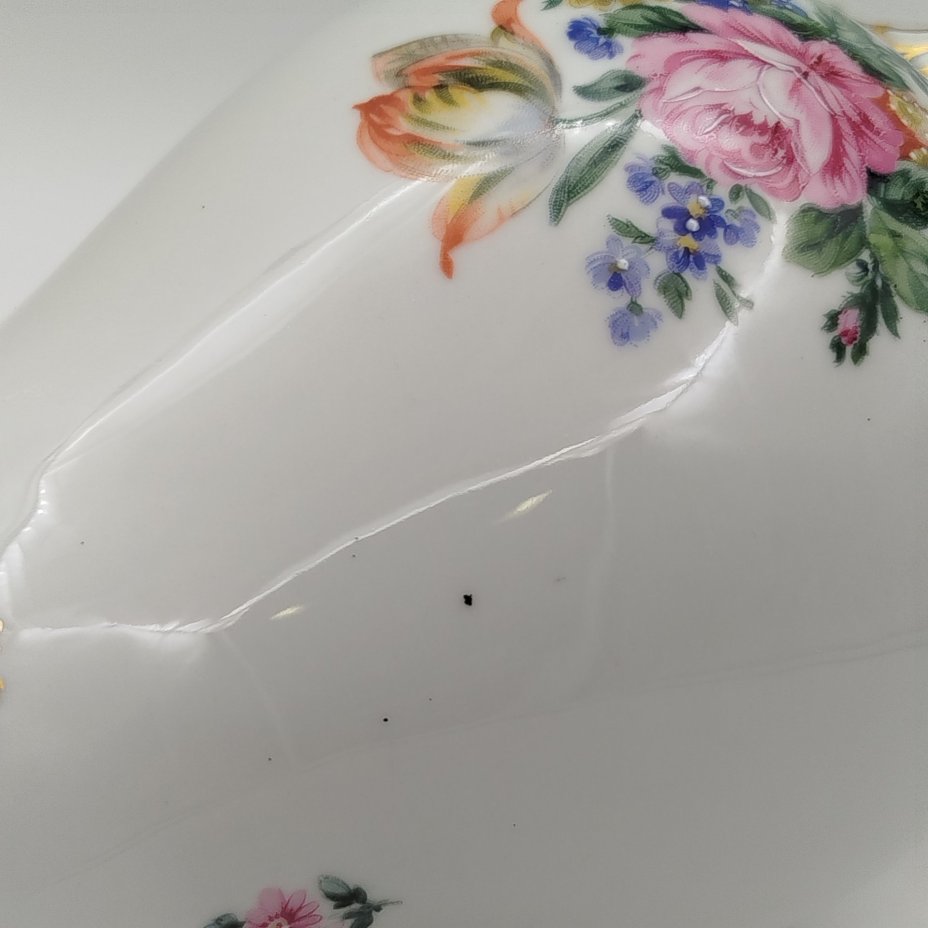 Ваза с фестончатым краем, украшенная изображением мейсенского букета