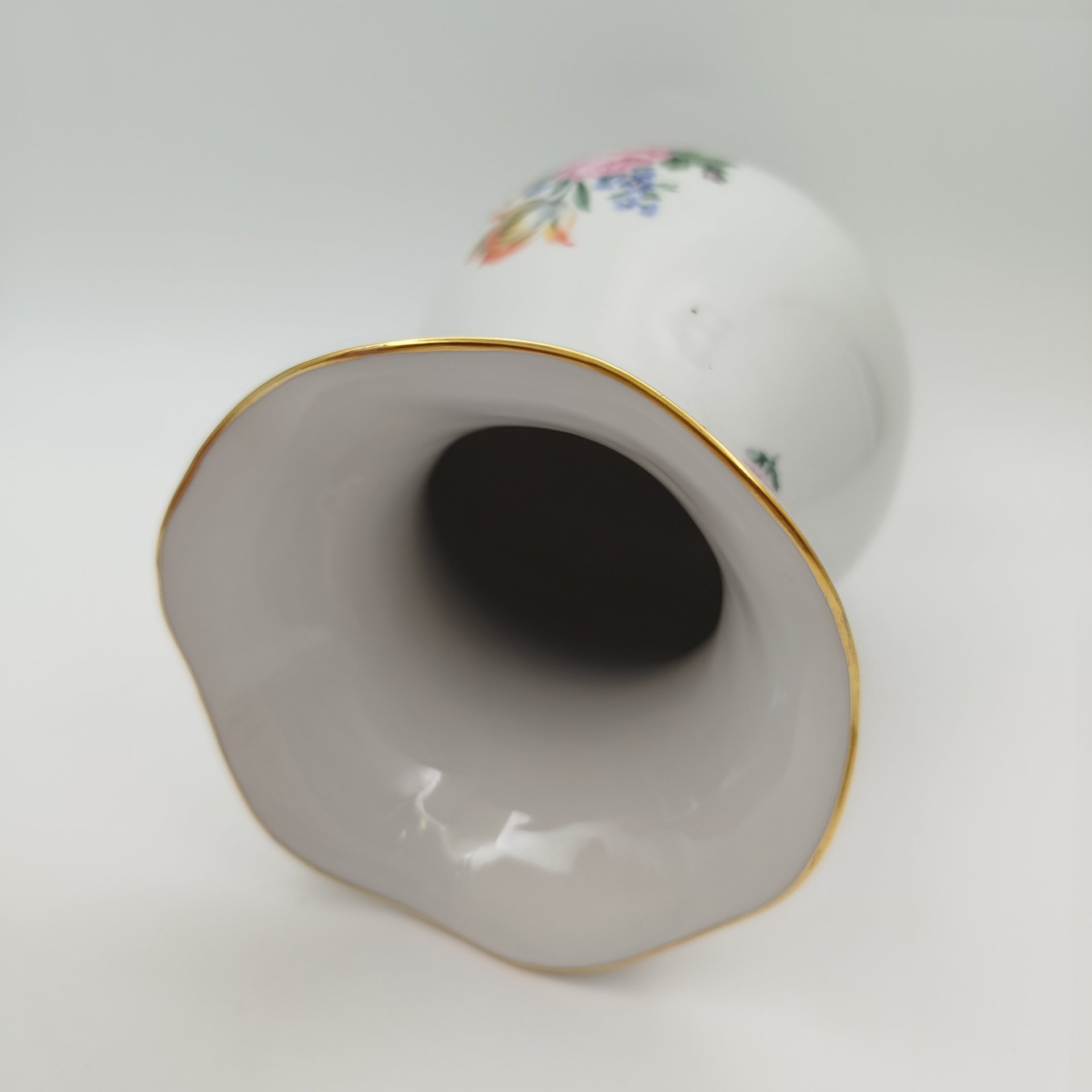 Ваза с фестончатым краем, украшенная изображением мейсенского букета, фарфор, деколь, золочение, Graf Von Henneberg Porzellan, 1777 Jlmenau, Германия, 1973-1990 гг.