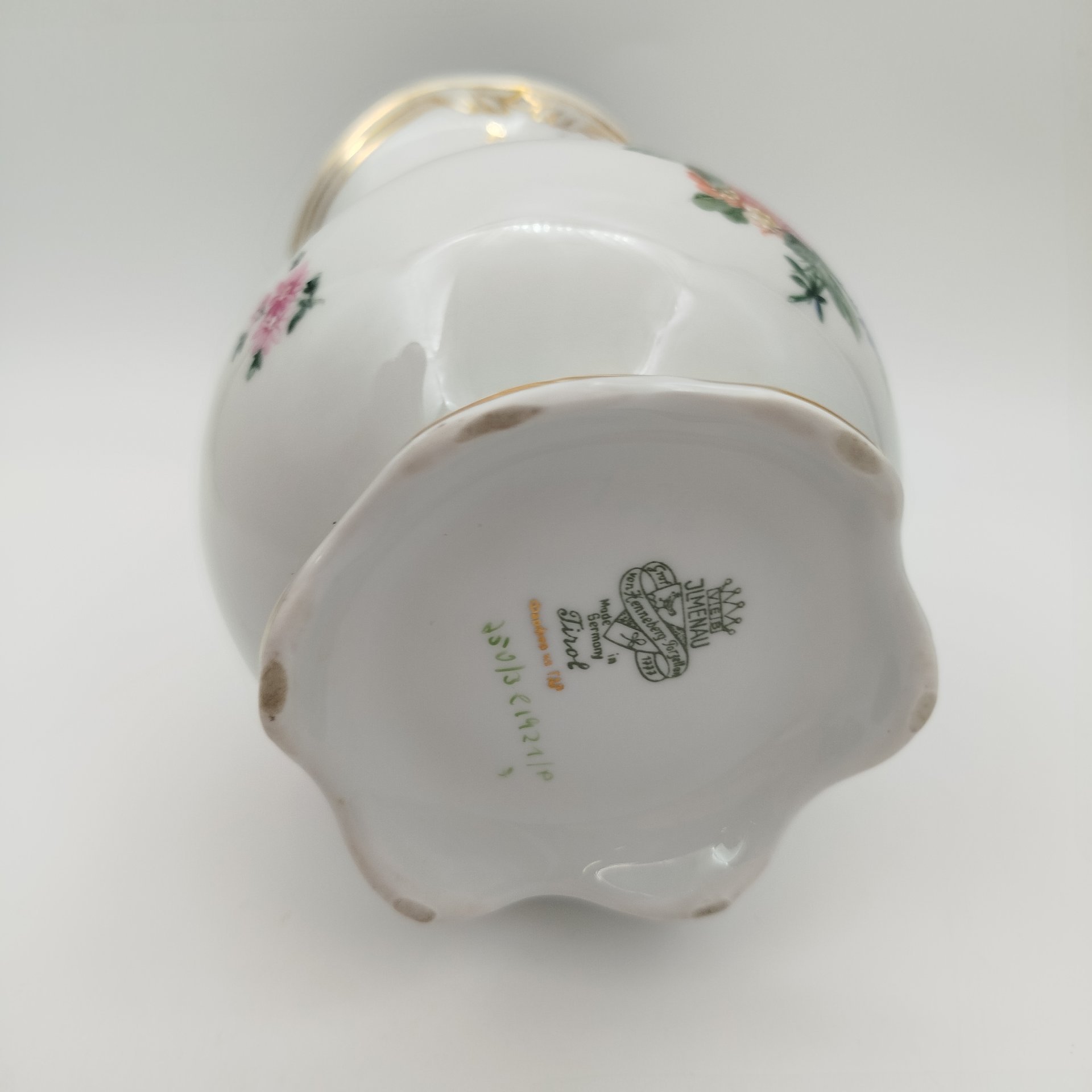 Ваза с фестончатым краем, украшенная изображением мейсенского букета, фарфор, деколь, золочение, Graf Von Henneberg Porzellan, 1777 Jlmenau, Германия, 1973-1990 гг.