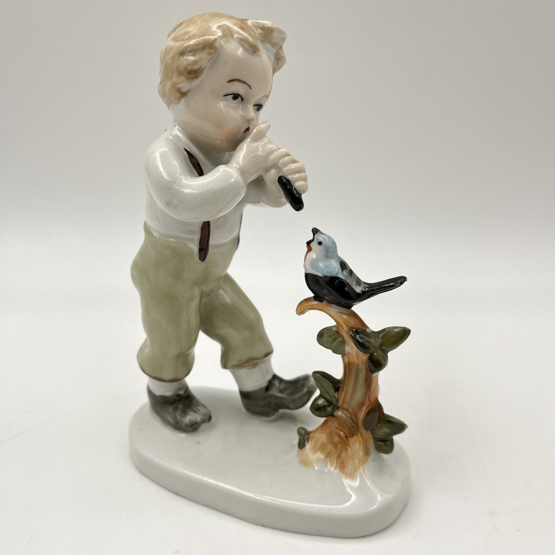 Статуэтка "Мальчик с птичкой"