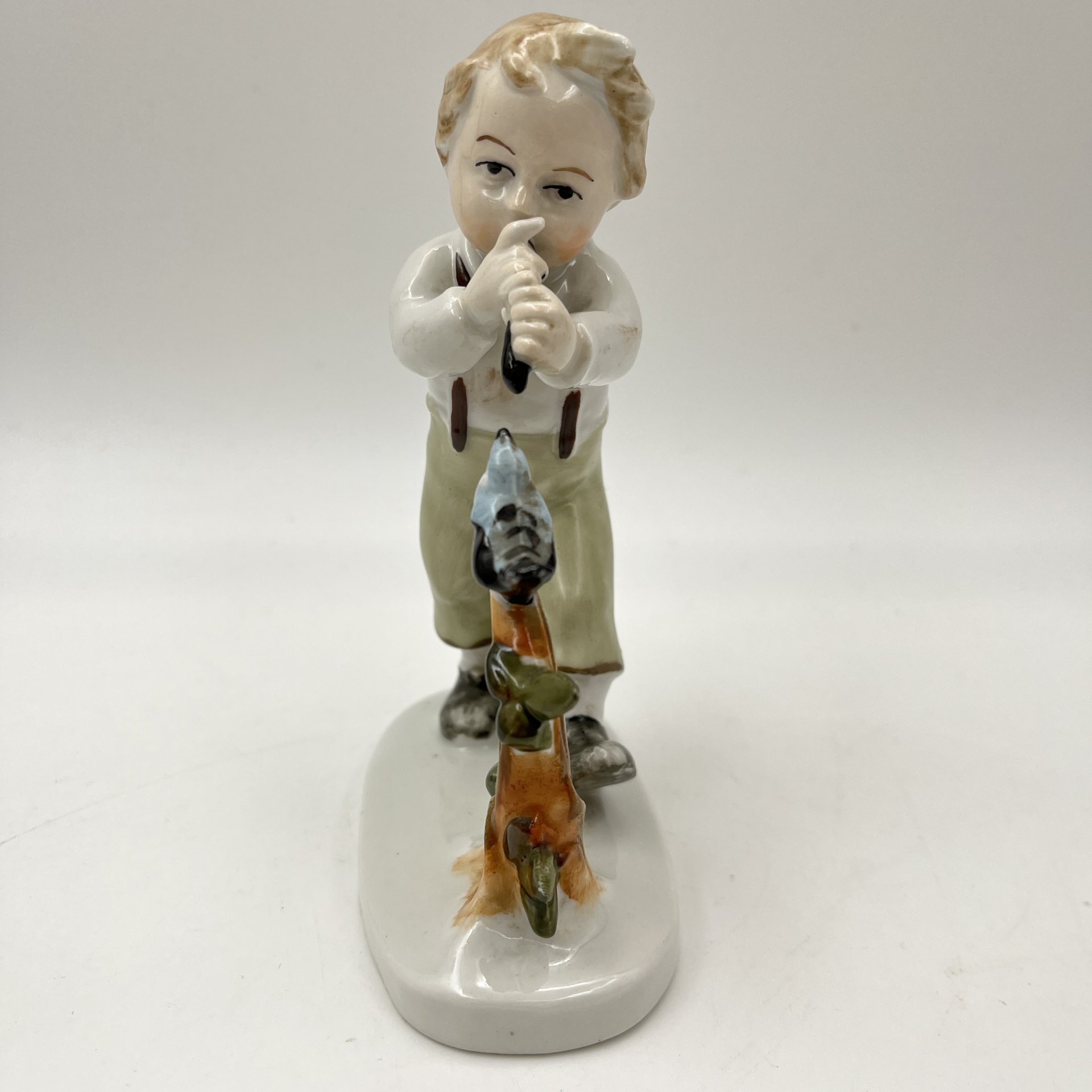 Статуэтка "Мальчик с птичкой"