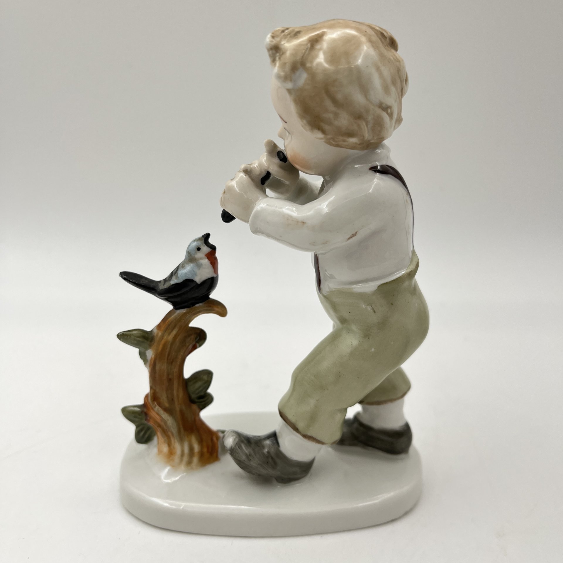 Статуэтка "Мальчик с птичкой"