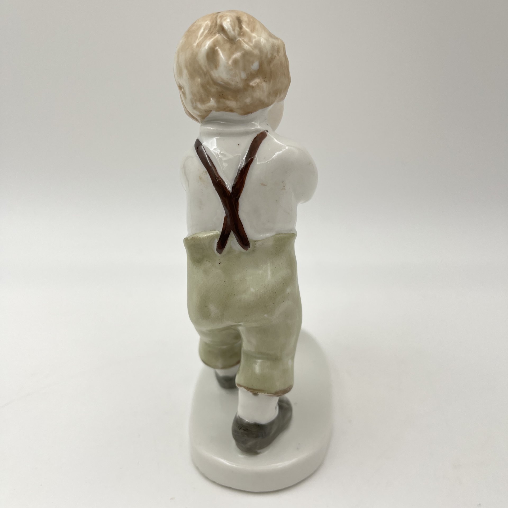 Статуэтка "Мальчик с птичкой"