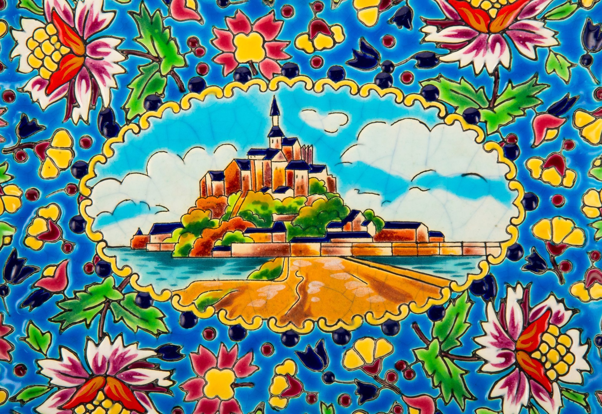 Блюдо декоративное с цветочным декором и изображением замка Mont St-Michel , Manufacture des Emaux de Longwy, авторская подпись, фаянс, майолика, техника перегородчатых эмалей