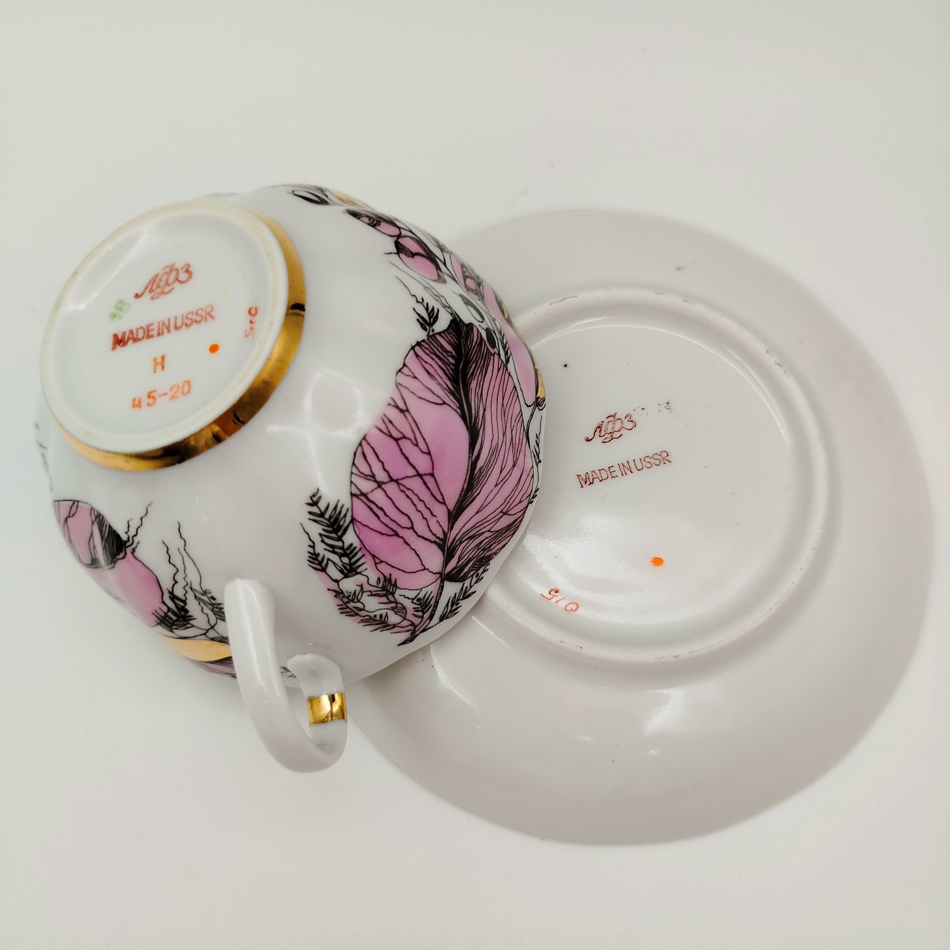 Чайная пара "Мой сад" в розовом оттенке, (из серии "Времена года"), форма "Тюльпан", автор формы С.Е. Яковлева, автор росписи Н.П. Славина