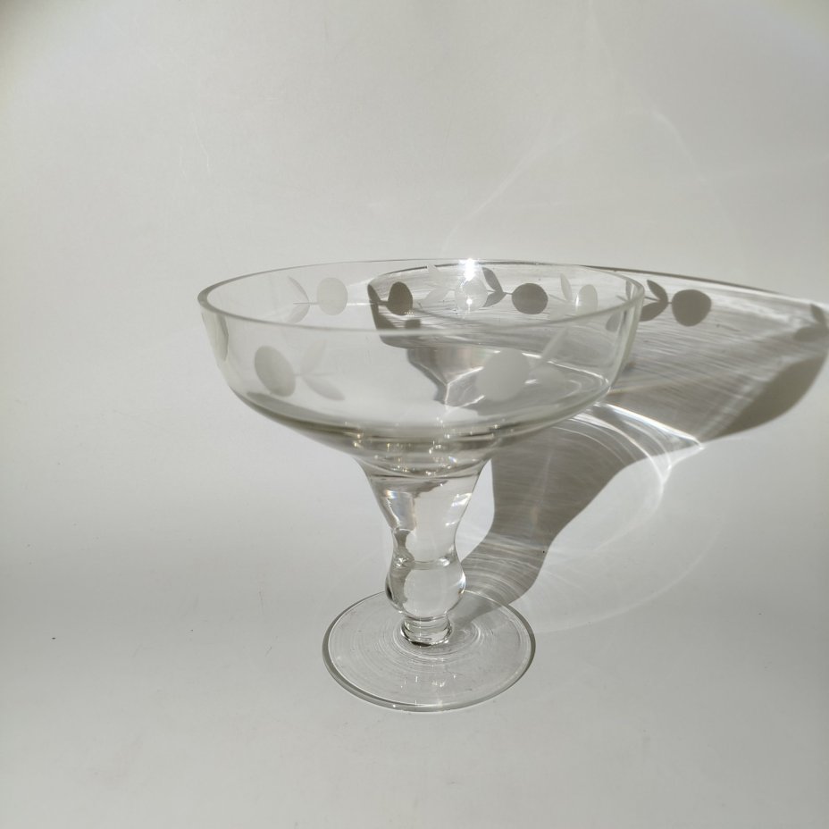 Конфетница на ножке с растительным декором, стекло, СССР, 1960-1980 гг.