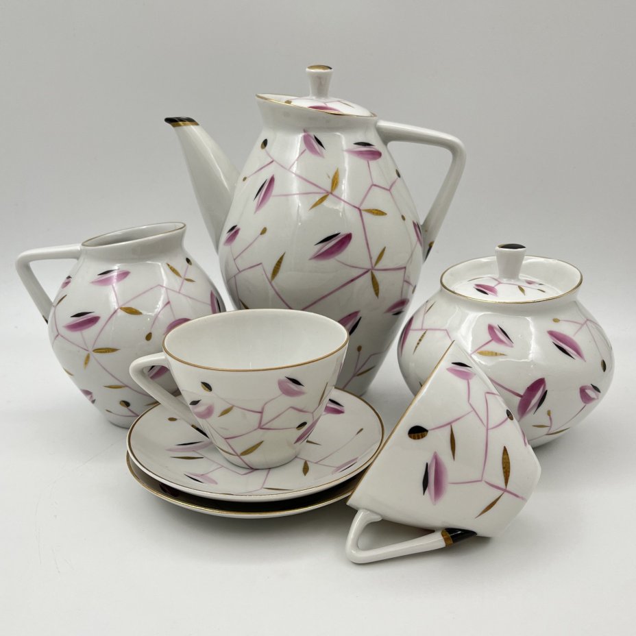 Набор кофейный «Сетка» с изображением розовых веточек на 2 персоны (7 предметов), автор формы «Утро» В.Л. Семенов, автор росписи Л.К. Блак