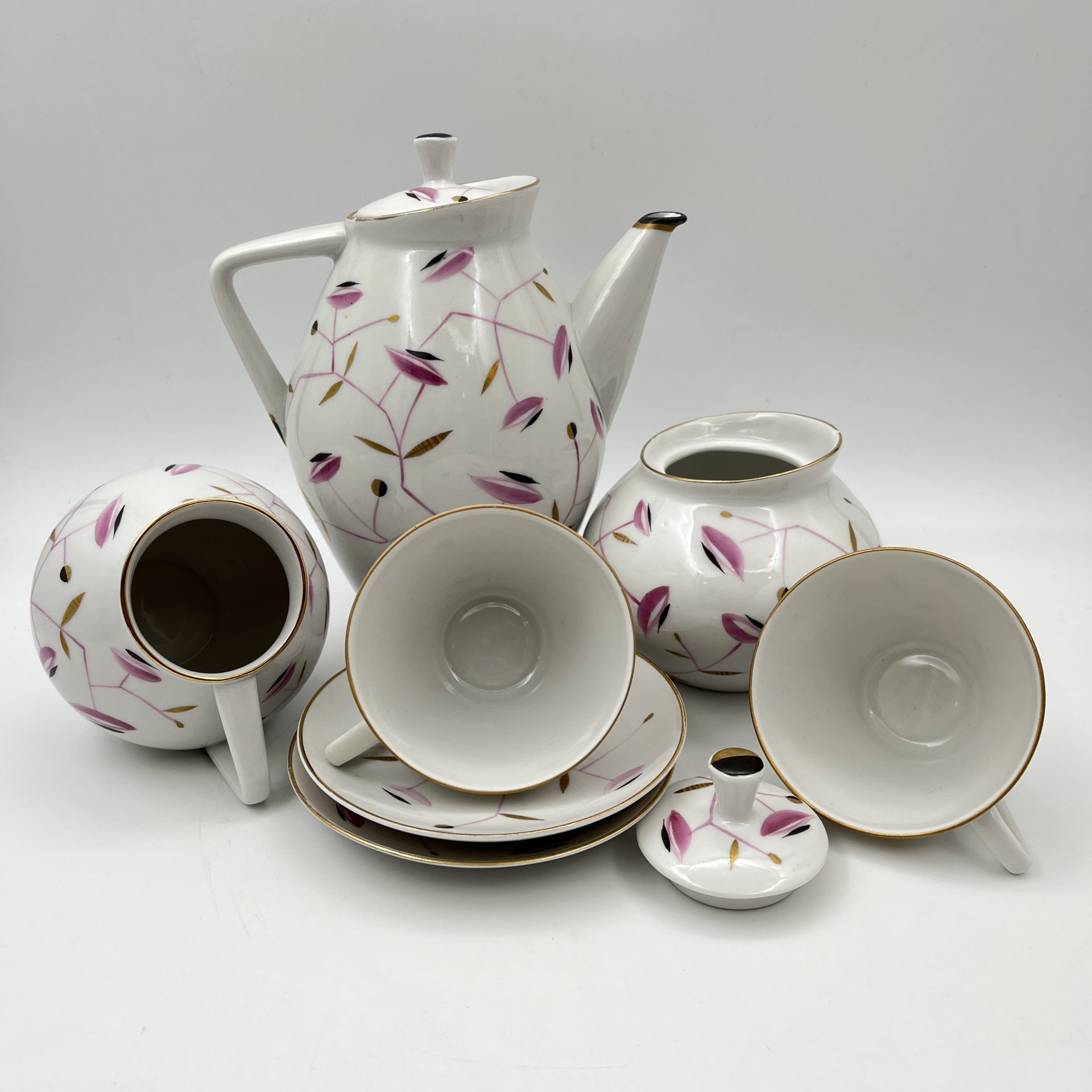 Набор кофейный «Сетка» с изображением розовых веточек на 2 персоны (7 предметов), автор формы «Утро» В.Л. Семенов, автор росписи Л.К. Блак