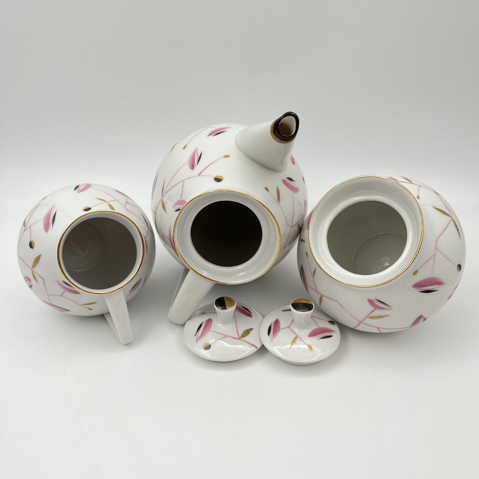 Набор кофейный «Сетка» с изображением розовых веточек на 2 персоны (7 предметов), автор формы «Утро» В.Л. Семенов, автор росписи Л.К. Блак