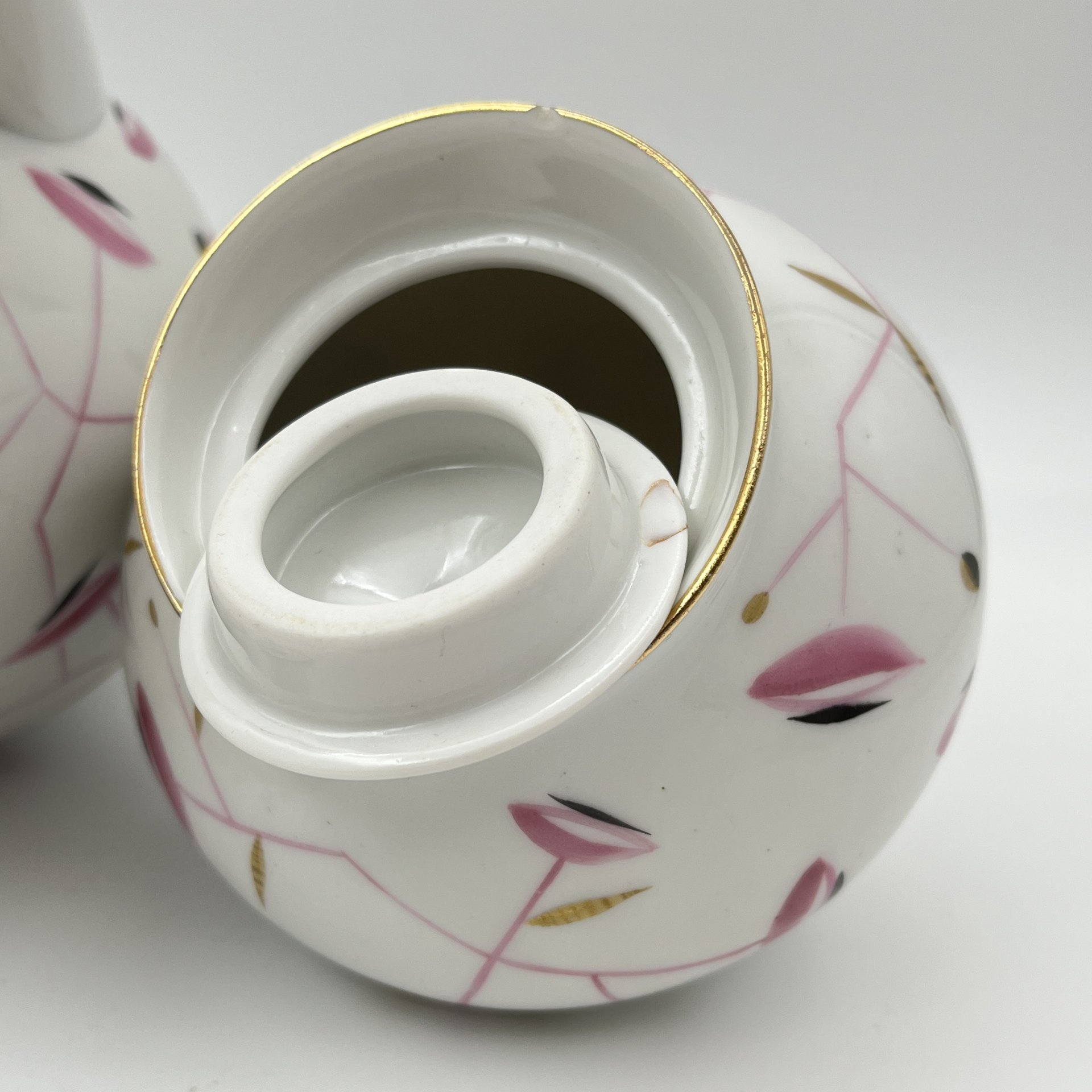 Набор кофейный «Сетка» с изображением розовых веточек на 2 персоны (7 предметов), автор формы «Утро» В.Л. Семенов, автор росписи Л.К. Блак