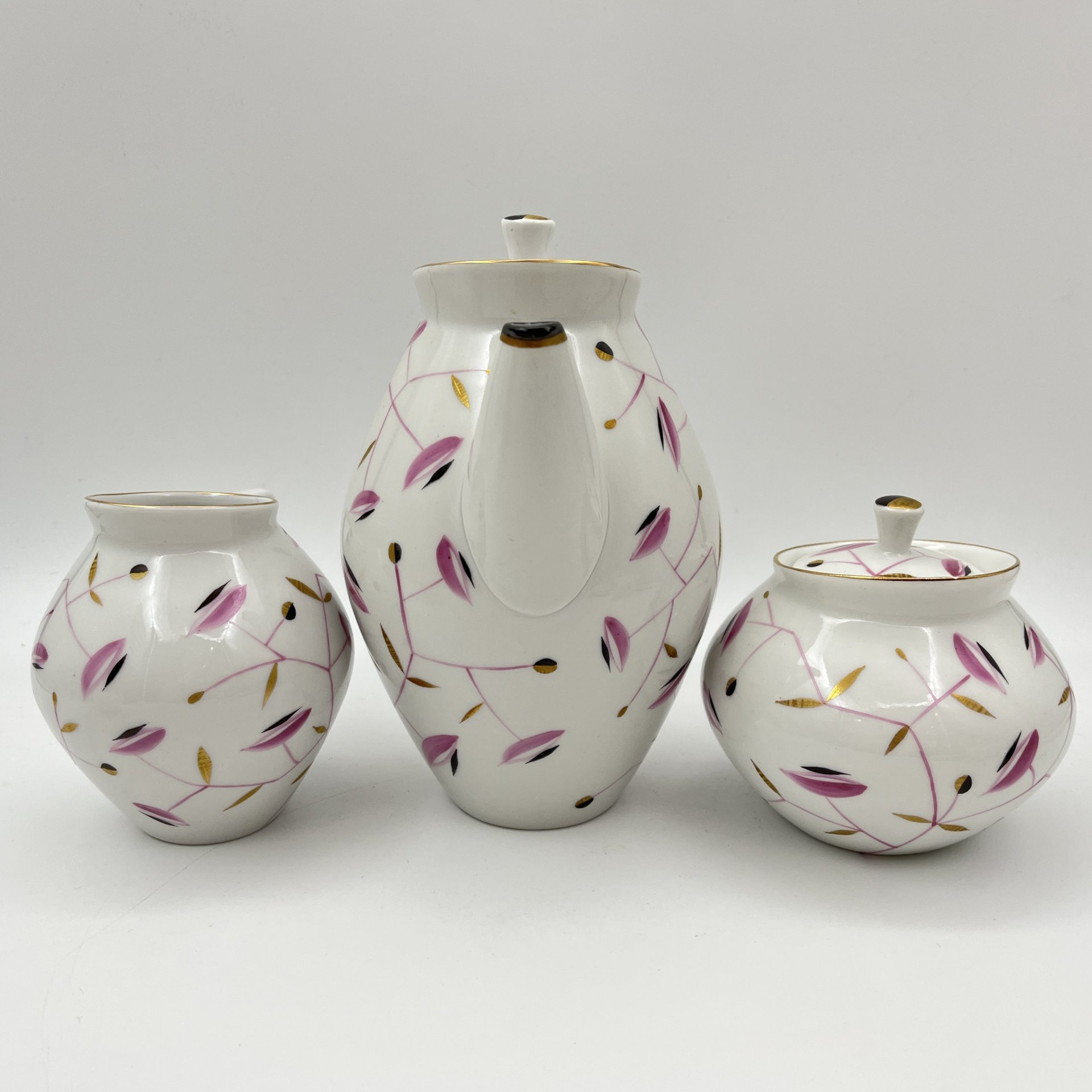 Набор кофейный «Сетка» с изображением розовых веточек на 2 персоны (7 предметов), автор формы «Утро» В.Л. Семенов, автор росписи Л.К. Блак