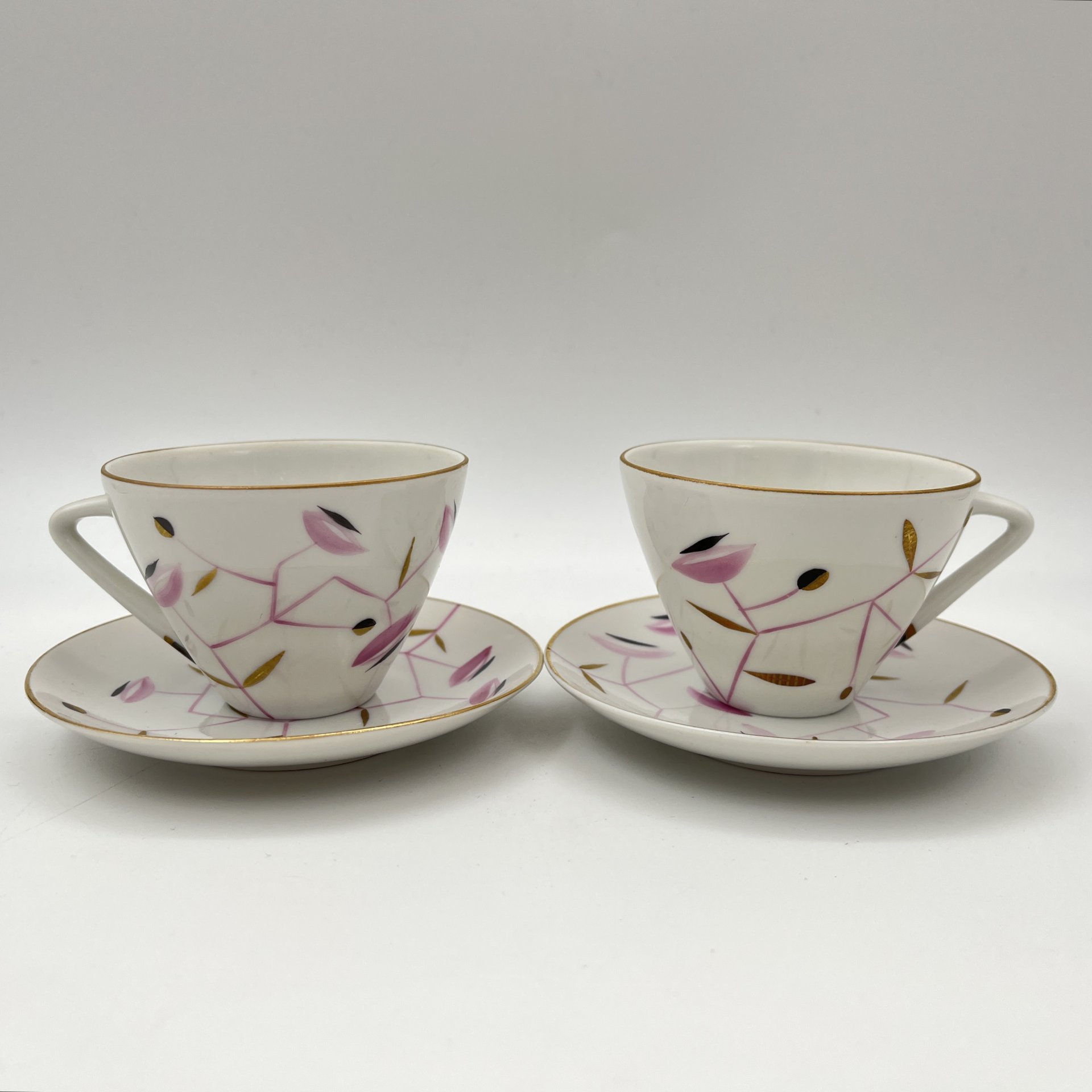 Набор кофейный «Сетка» с изображением розовых веточек на 2 персоны (7 предметов), автор формы «Утро» В.Л. Семенов, автор росписи Л.К. Блак