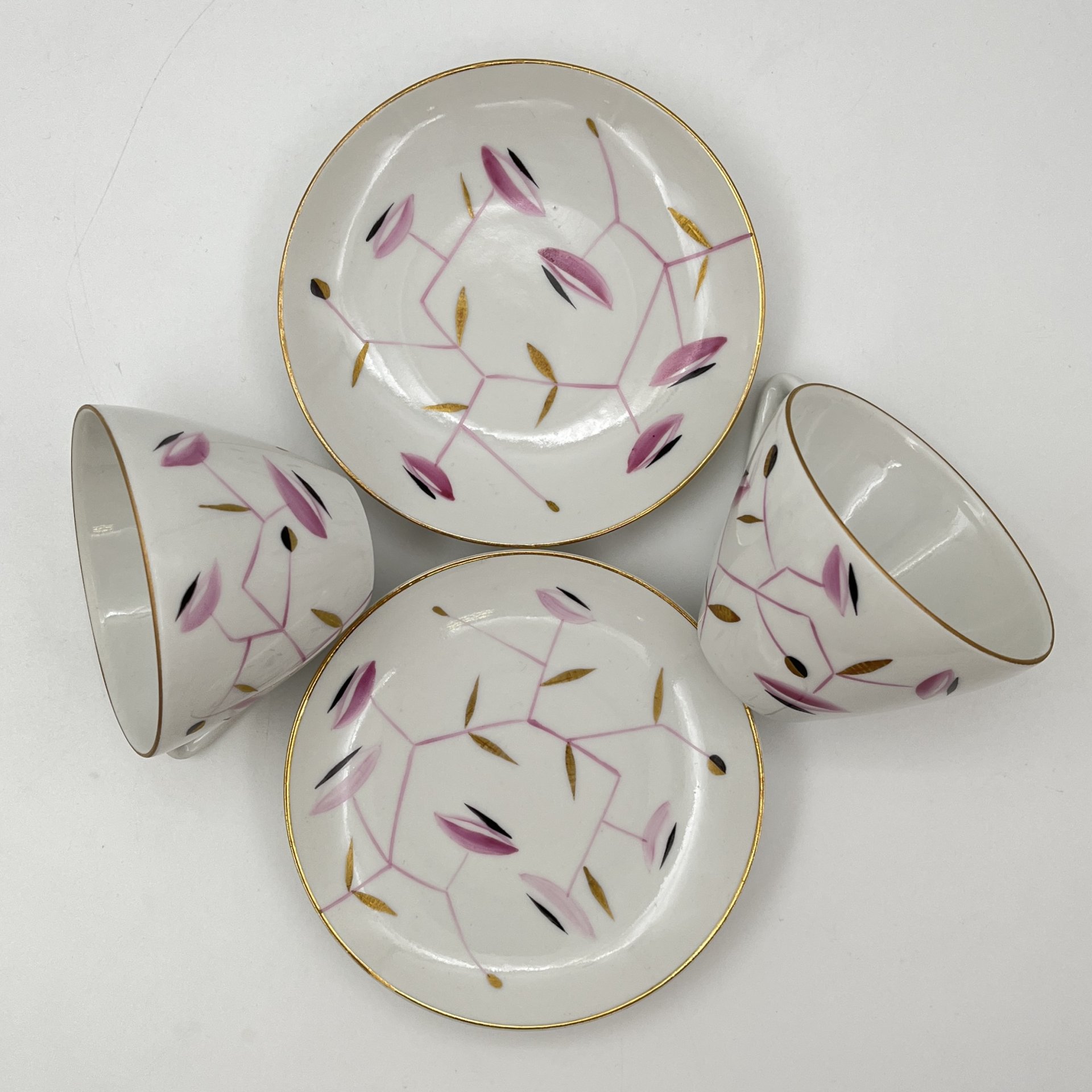 Набор кофейный «Сетка» с изображением розовых веточек на 2 персоны (7 предметов), автор формы «Утро» В.Л. Семенов, автор росписи Л.К. Блак