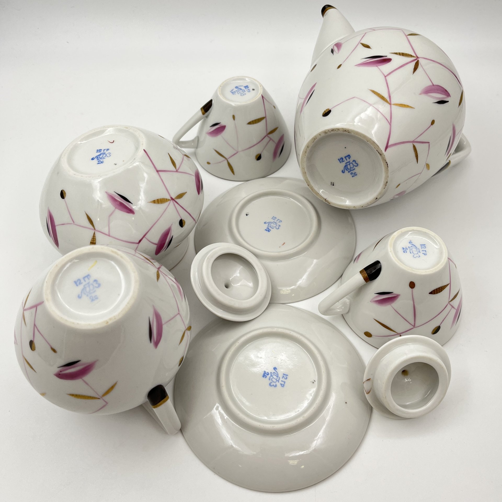 Набор кофейный «Сетка» с изображением розовых веточек на 2 персоны (7 предметов), автор формы «Утро» В.Л. Семенов, автор росписи Л.К. Блак