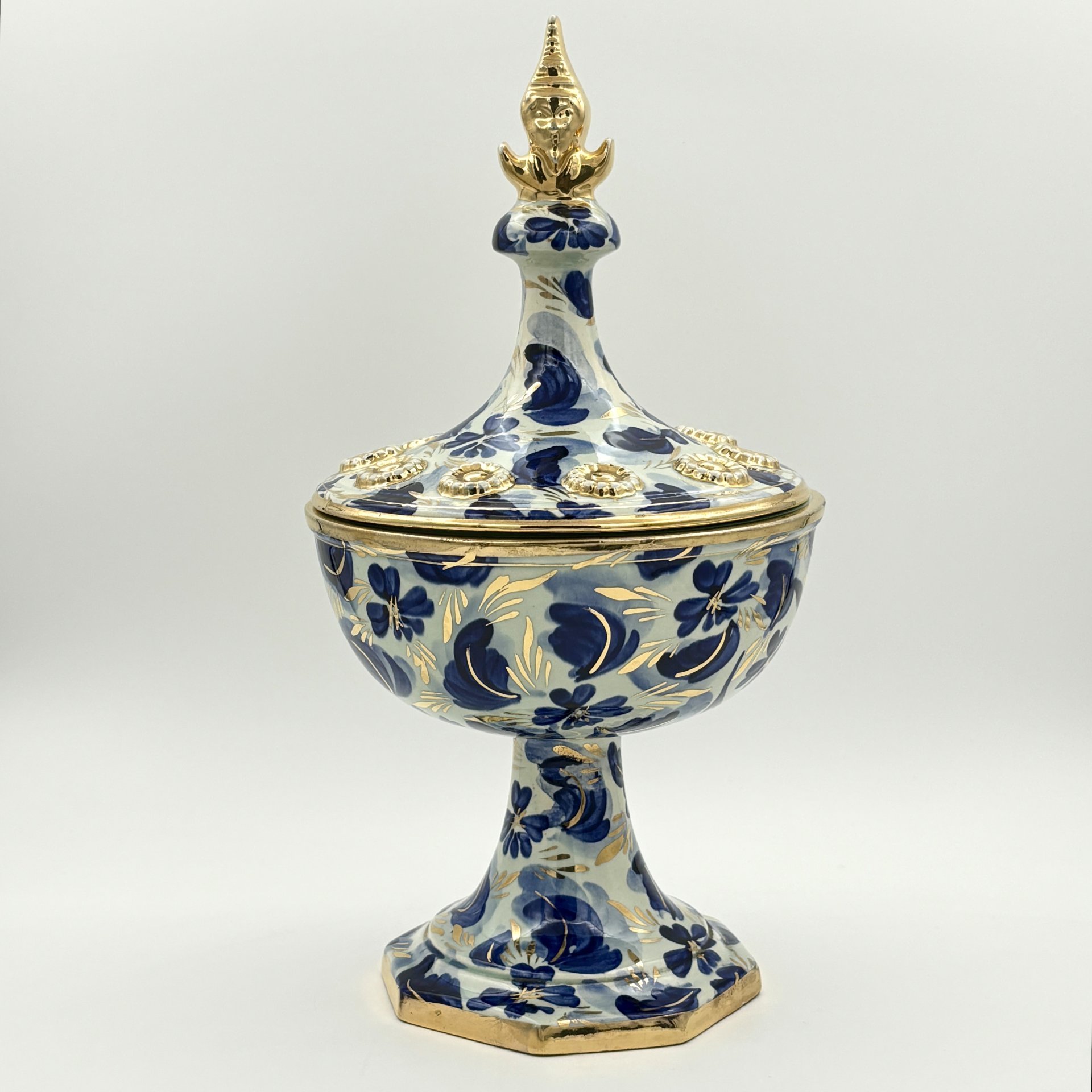 Ваза интерьерная, с крышкой (конфетница). Украшена синим цветочным узором, ручная работа, керамика, роспись, золочение, Hubert Bequet, Бельгия, 1950-1985 гг., Hubert Bequet