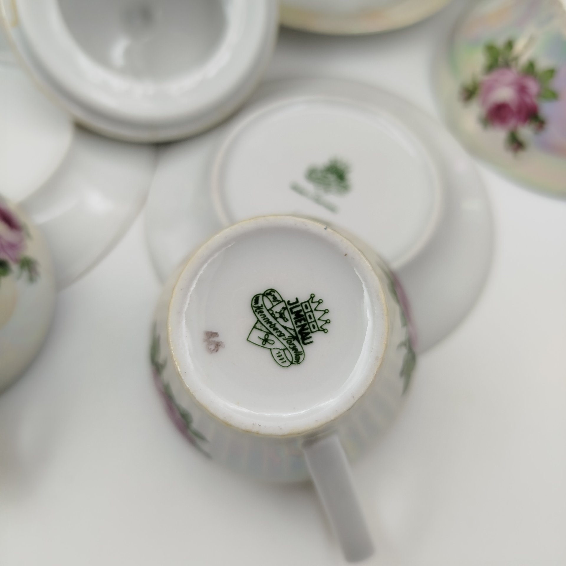 Сервиз кофейный с декором в виде роз на 6 персон (15 предметов), фарфор, деколь, люстр, золочение, Graf Von Henneberg Porzellan, 1777 Jlmenau, ГДР, 1973-1990 гг.