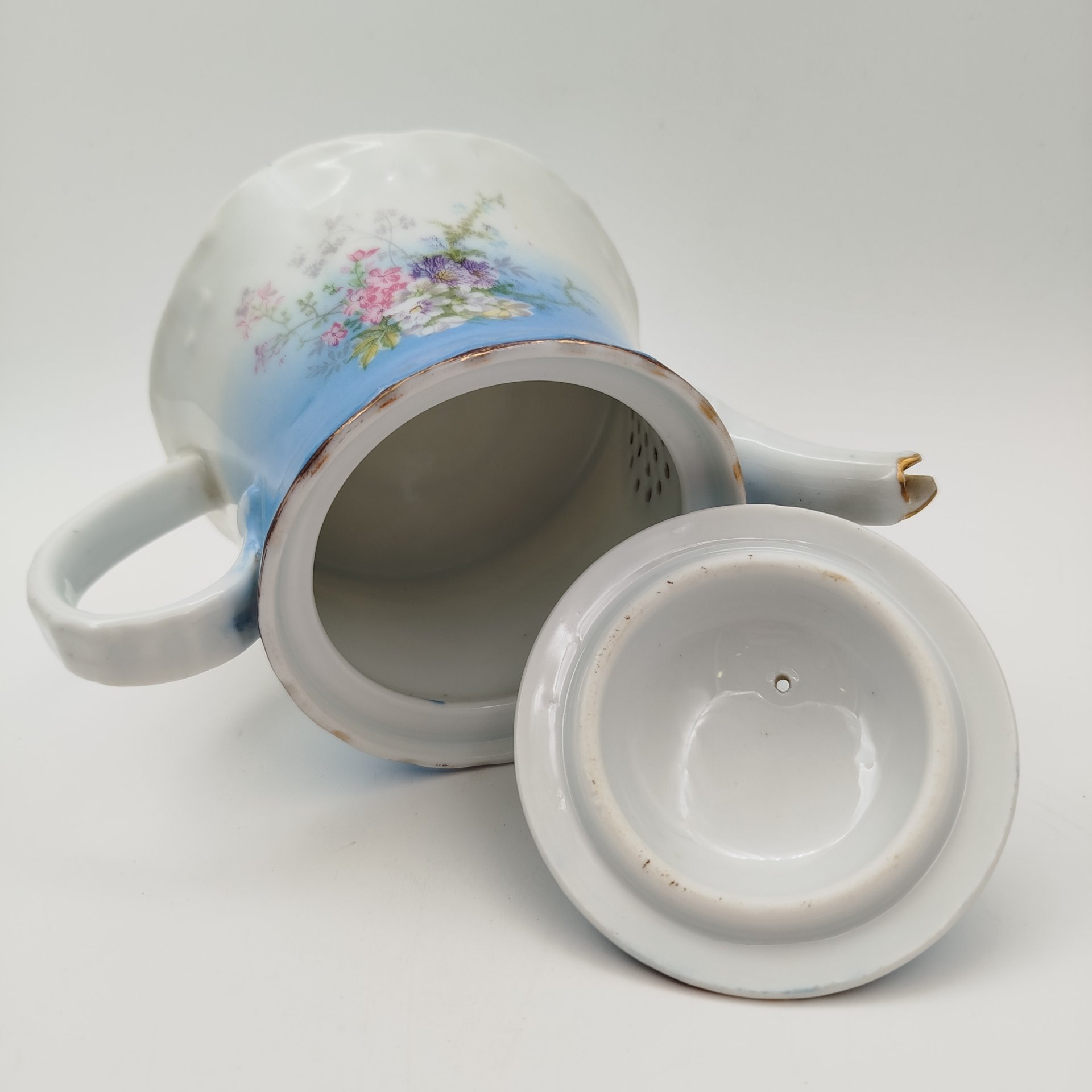 Чайник заварочный с декором из полевых цветов, фарфор, крытье, деколь, золочение, Российская империя, 1880-1910 гг.