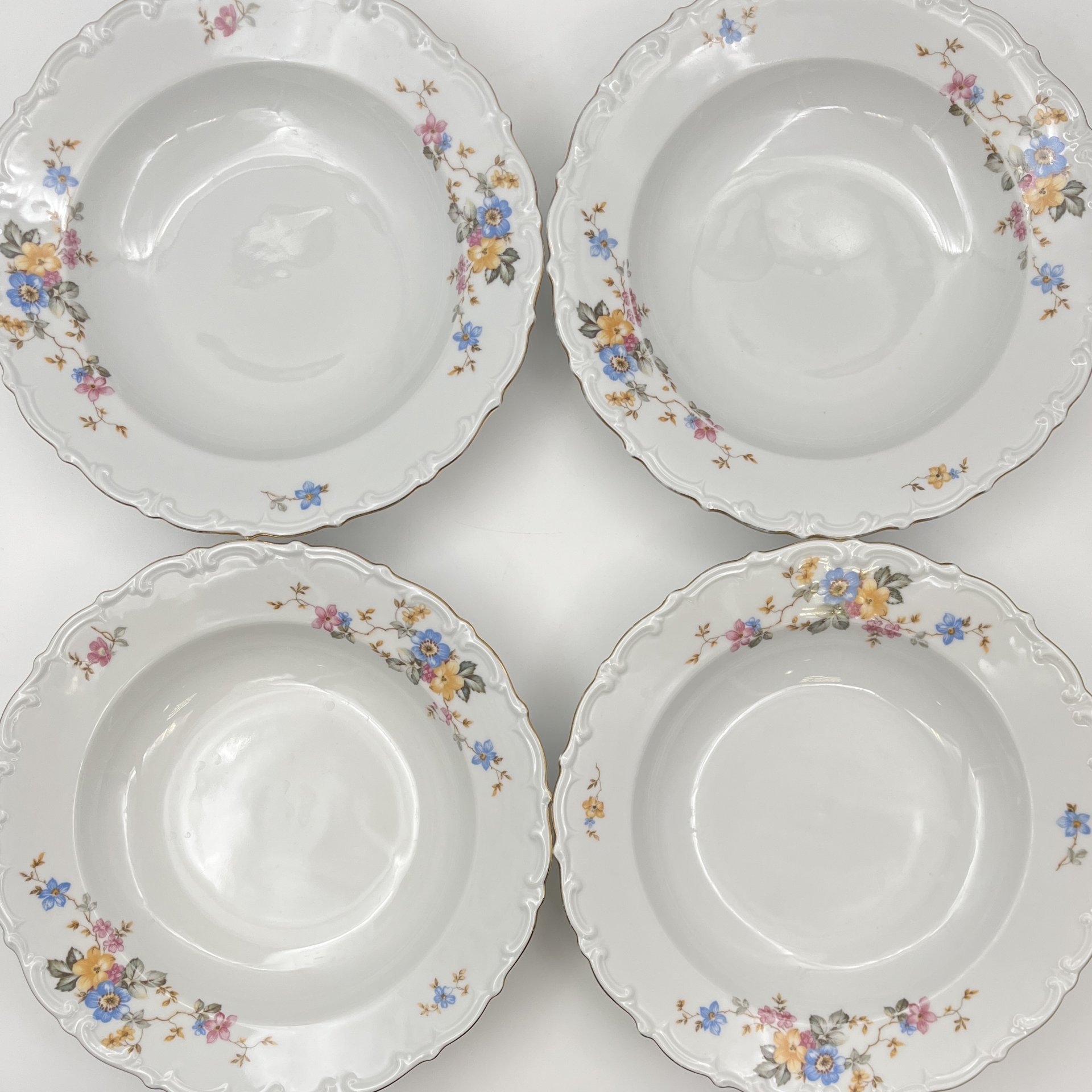 Набор суповых (глубоких) тарелок с цветочным и рельефным декором на 8 персон