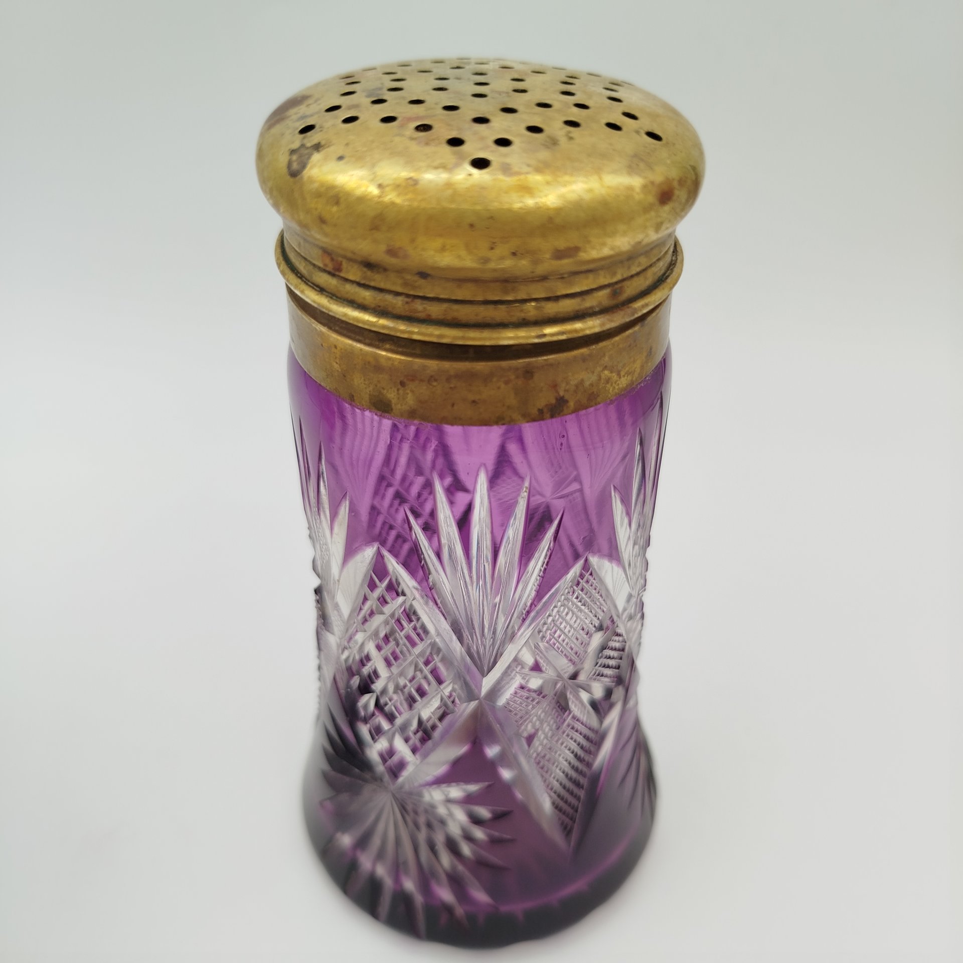 Сифтер (ёмкость для сыпучих продуктов/специй/пряностей и сахарной пудры), латунь, стекло, нацвет, алмазная грань, Западная Европа, 1950-1970 гг.