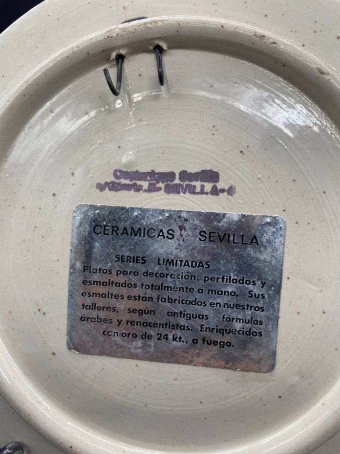 Декоративная настенная тарелка с изображением цветочных мотивов, Ceramicas Sevilla