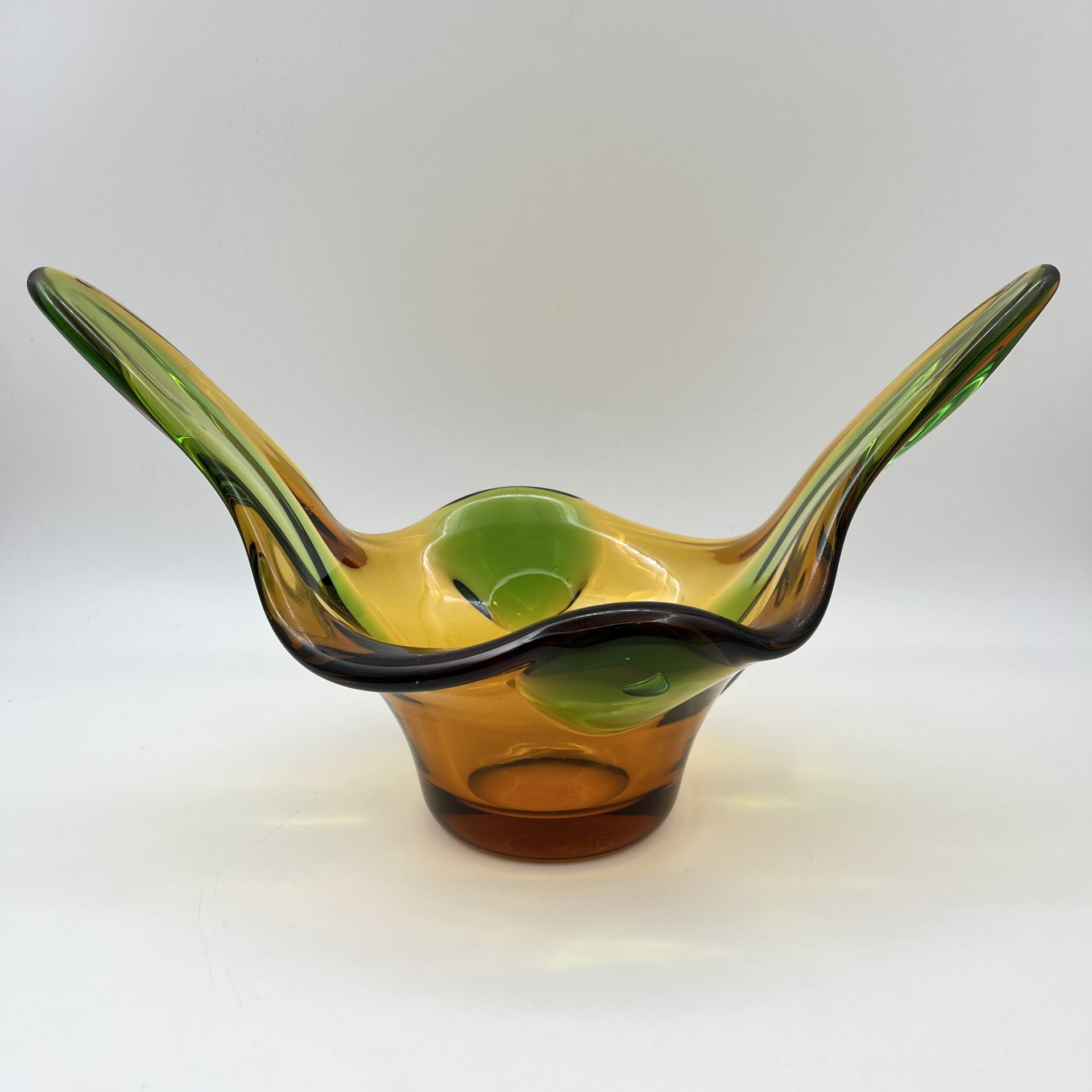 Фруктовница (конфетница) янтарно-зеленого оттенка