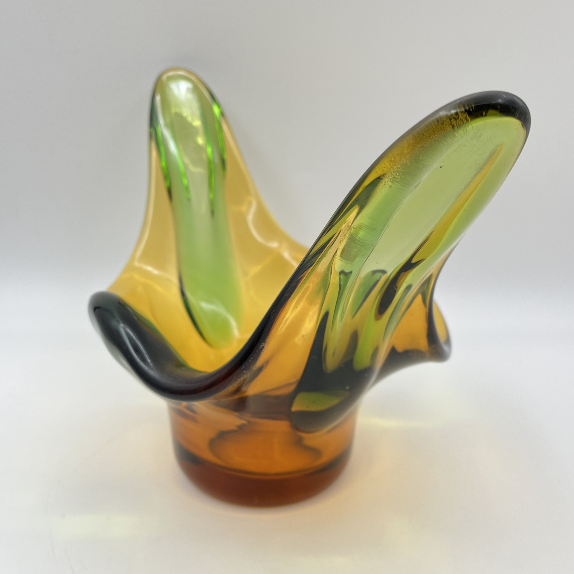 Фруктовница (конфетница) янтарно-зеленого оттенка