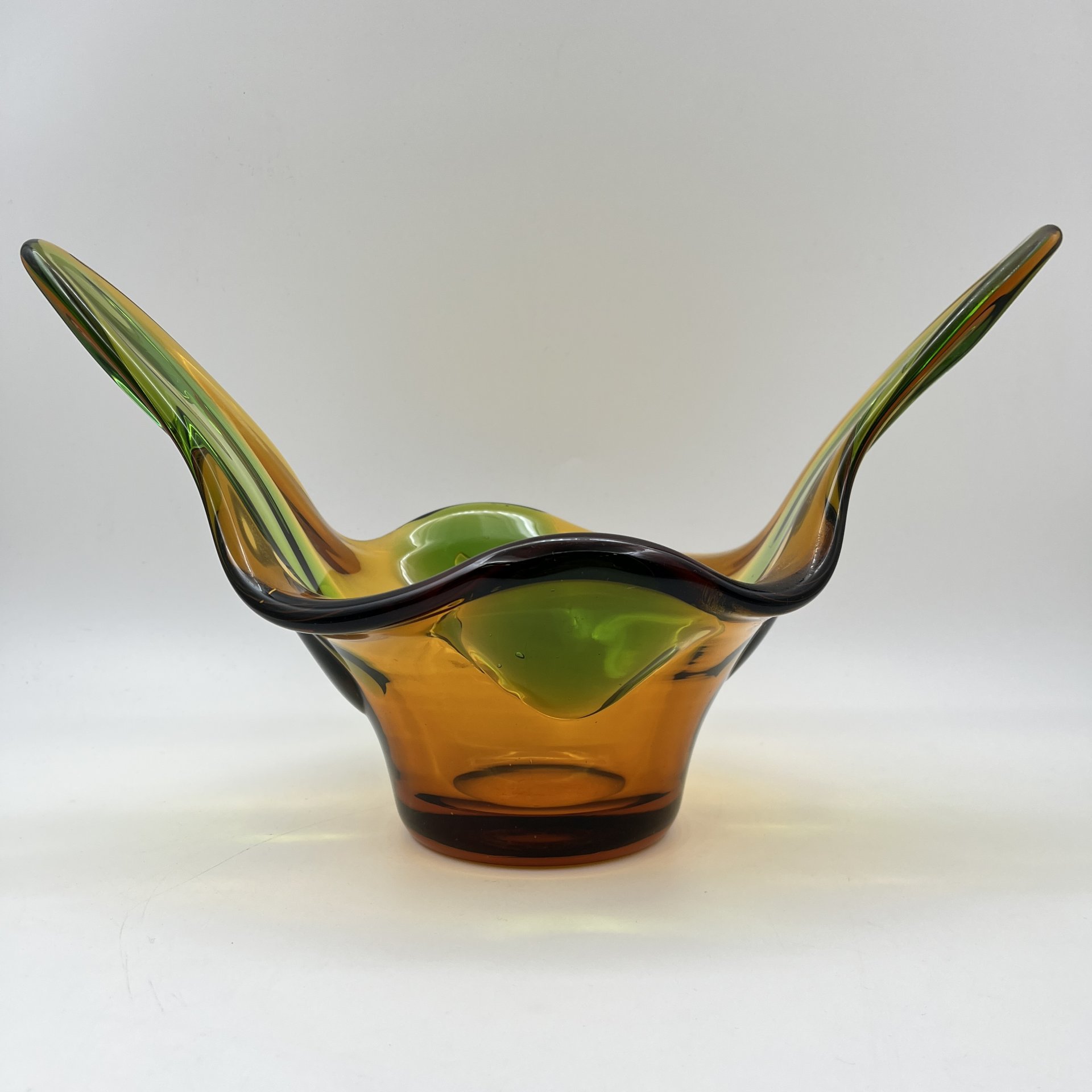 Фруктовница (конфетница) янтарно-зеленого оттенка