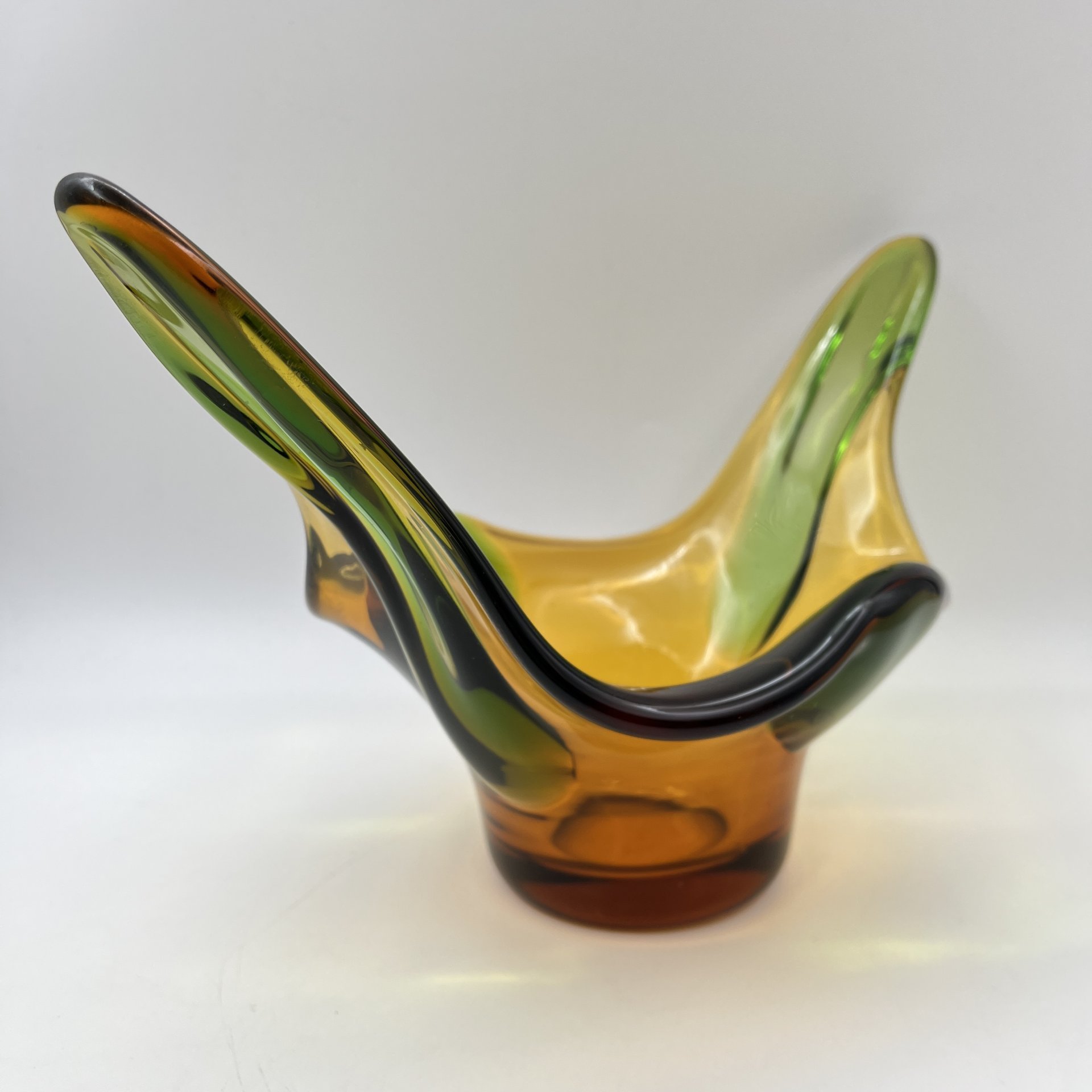 Фруктовница (конфетница) янтарно-зеленого оттенка