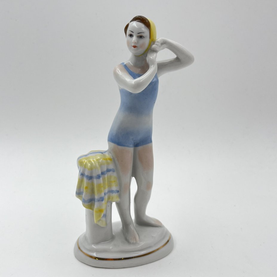 Статуэтка "Юная купальщица", скульптор Г.С. Столбова, фарфор, роспись, золочение, Ленинградский фарфоровый завод (ЛФЗ), СССР, 1960-1970 гг.