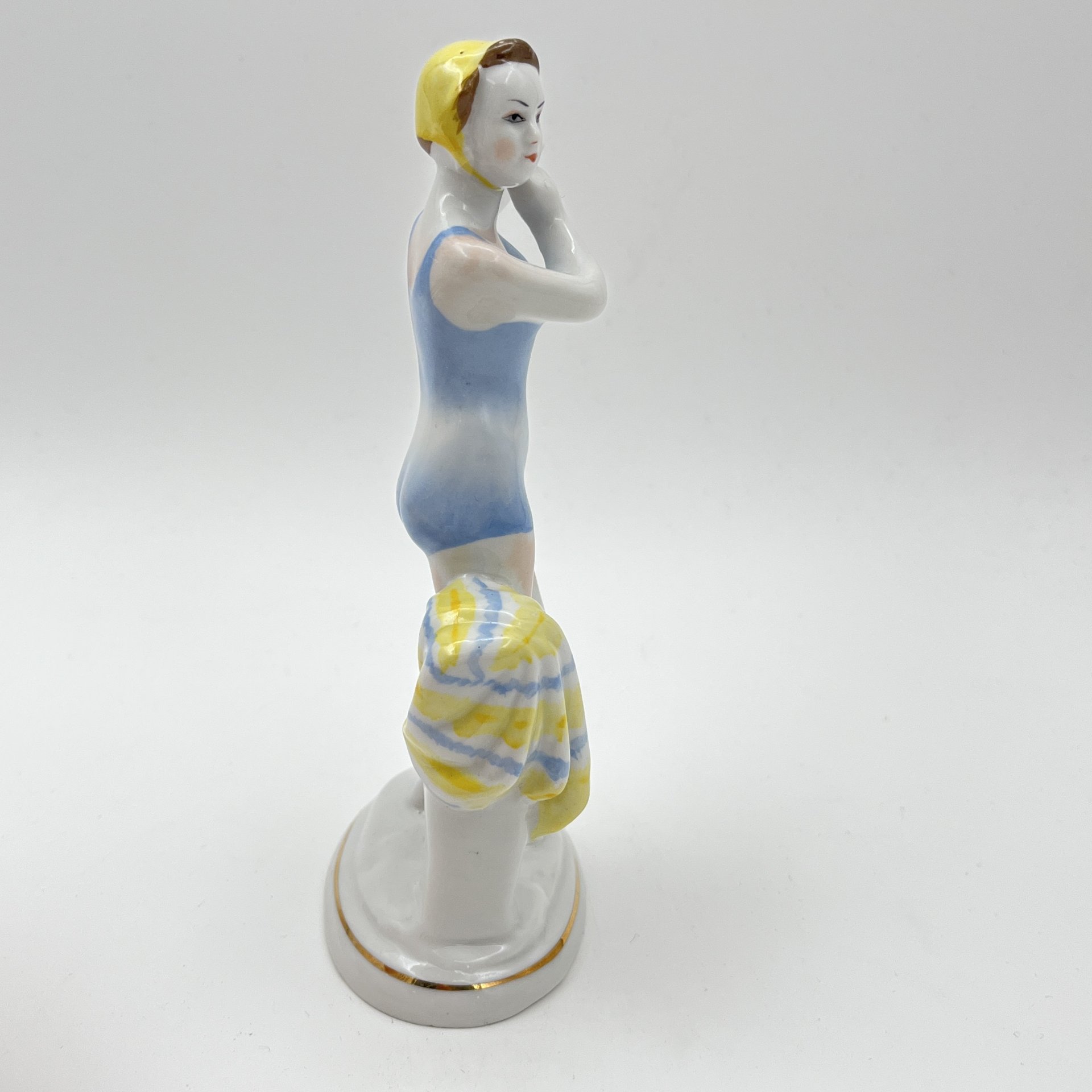 Статуэтка "Юная купальщица", скульптор Г.С. Столбова, фарфор, роспись, золочение, Ленинградский фарфоровый завод (ЛФЗ), СССР, 1960-1970 гг.