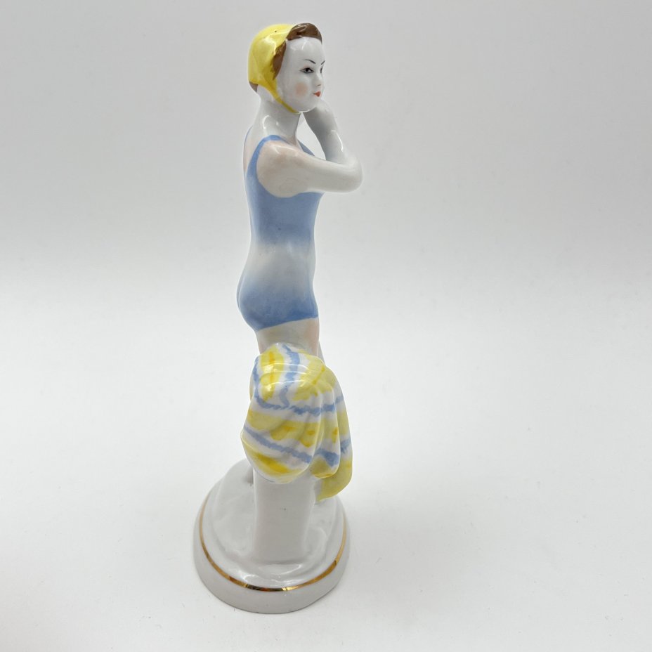 Статуэтка "Юная купальщица", скульптор Г.С. Столбова, фарфор, роспись, золочение, Ленинградский фарфоровый завод (ЛФЗ), СССР, 1960-1970 гг.