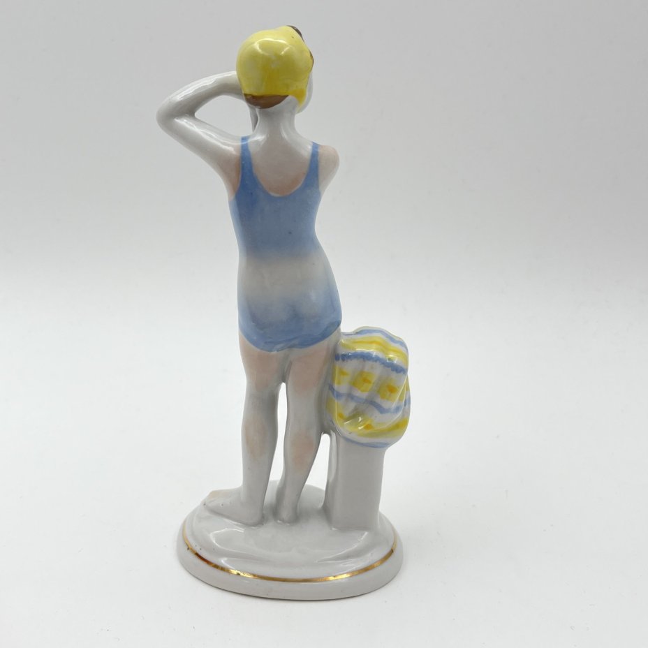 Статуэтка "Юная купальщица", скульптор Г.С. Столбова, фарфор, роспись, золочение, Ленинградский фарфоровый завод (ЛФЗ), СССР, 1960-1970 гг.