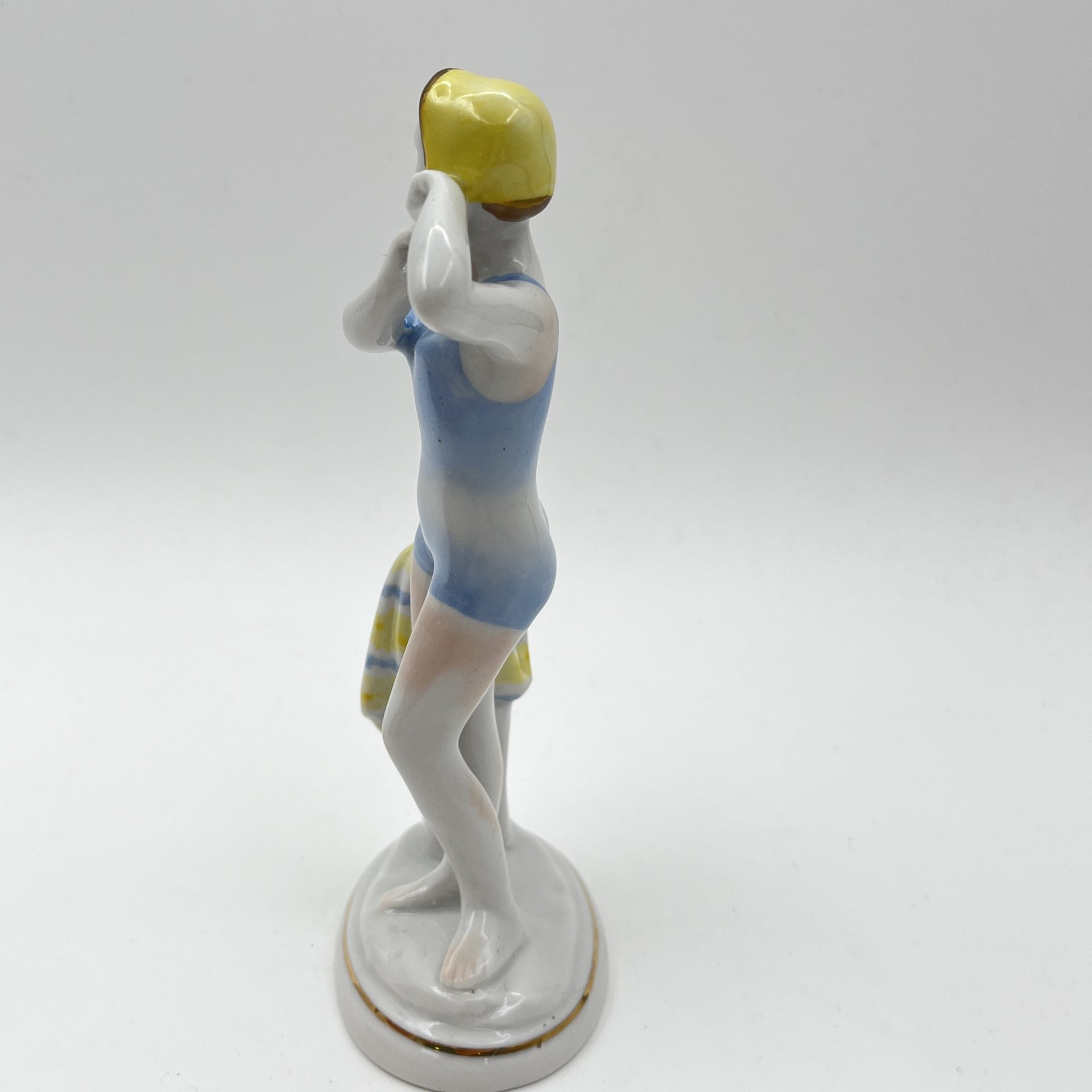 Статуэтка "Юная купальщица", скульптор Г.С. Столбова, фарфор, роспись, золочение, Ленинградский фарфоровый завод (ЛФЗ), СССР, 1960-1970 гг.