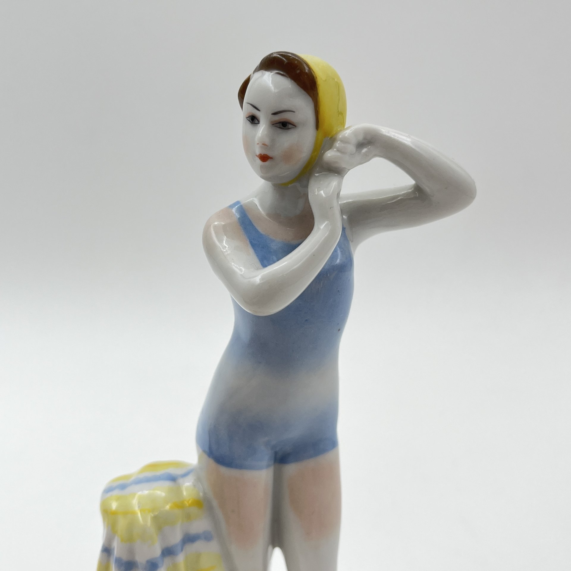 Статуэтка "Юная купальщица", скульптор Г.С. Столбова, фарфор, роспись, золочение, Ленинградский фарфоровый завод (ЛФЗ), СССР, 1960-1970 гг.