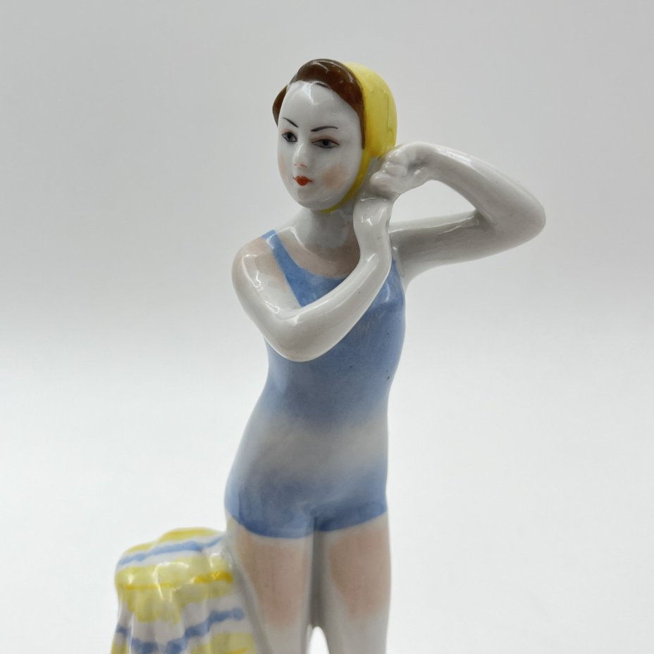 Статуэтка "Юная купальщица", скульптор Г.С. Столбова, фарфор, роспись, золочение, Ленинградский фарфоровый завод (ЛФЗ), СССР, 1960-1970 гг.