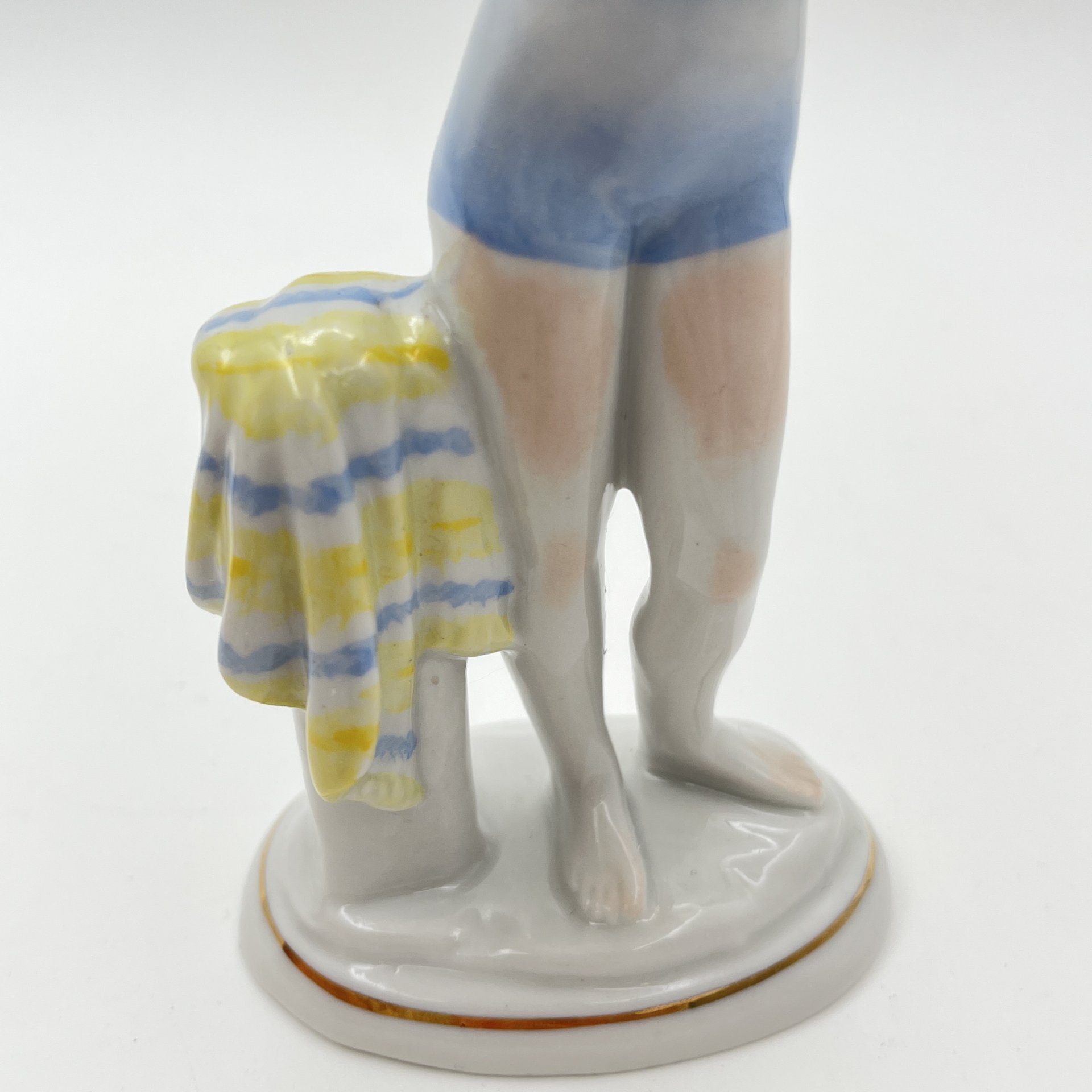 Статуэтка "Юная купальщица", скульптор Г.С. Столбова, фарфор, роспись, золочение, Ленинградский фарфоровый завод (ЛФЗ), СССР, 1960-1970 гг.