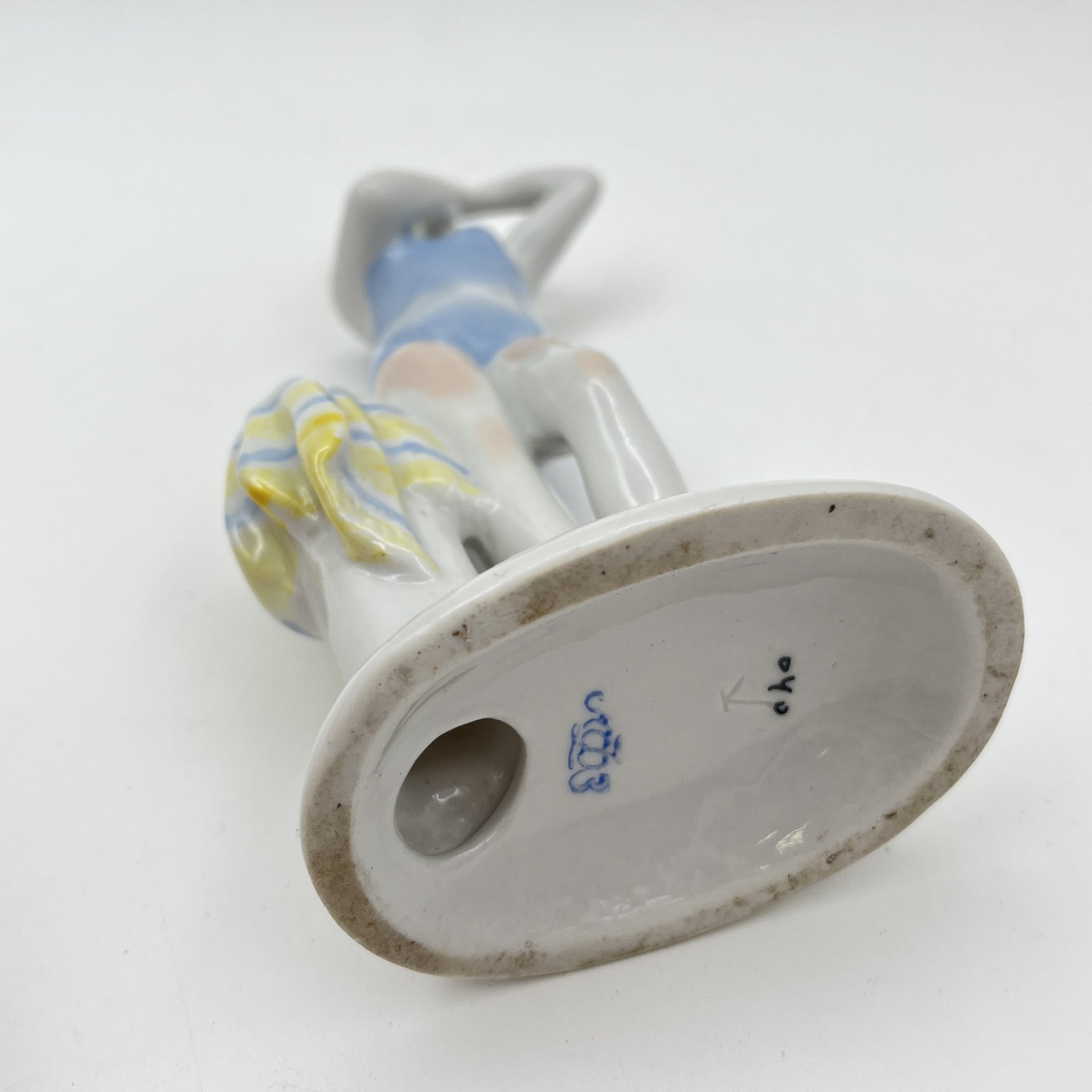 Статуэтка "Юная купальщица", скульптор Г.С. Столбова, фарфор, роспись, золочение, Ленинградский фарфоровый завод (ЛФЗ), СССР, 1960-1970 гг.