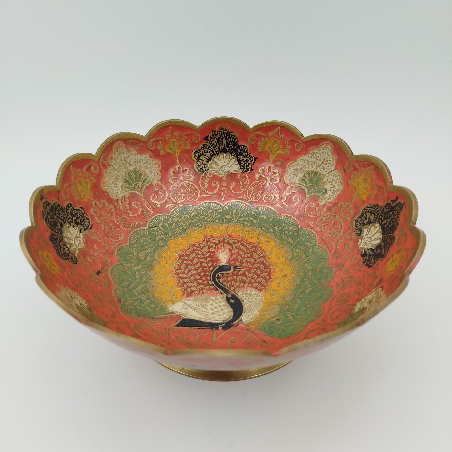 Конфетница округлой формы с фигурным бортом, украшенная изображением павлина, латунь, эмали, Индия, 1970-1990 гг.