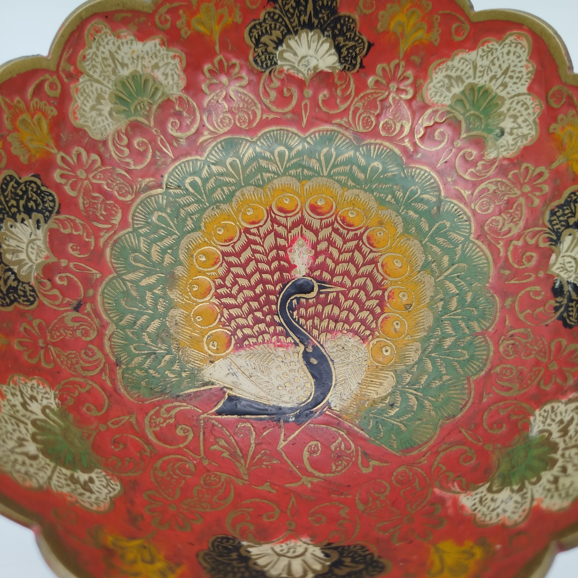 Конфетница округлой формы с фигурным бортом, украшенная изображением павлина, латунь, эмали, Индия, 1970-1990 гг.