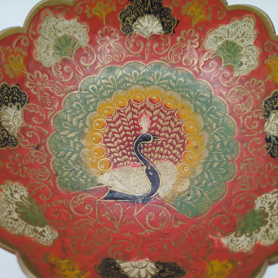 Конфетница округлой формы с фигурным бортом, украшенная изображением павлина