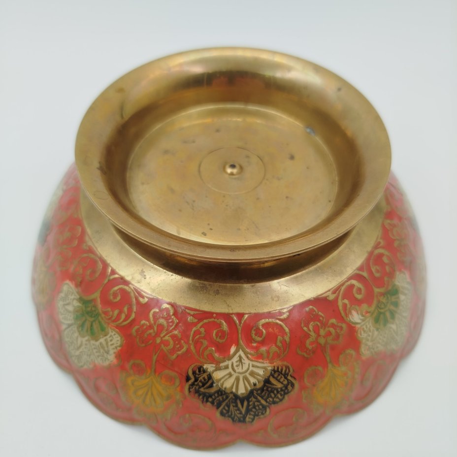 Конфетница округлой формы с фигурным бортом, украшенная изображением павлина