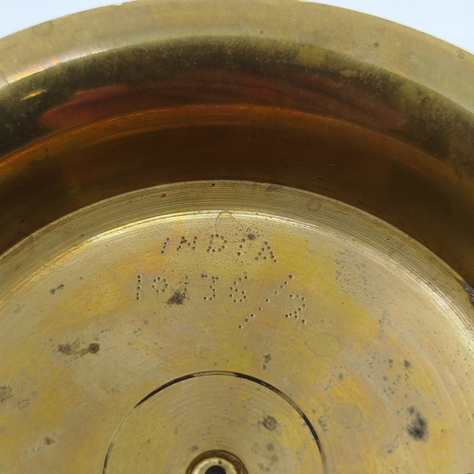 Конфетница округлой формы с фигурным бортом, украшенная изображением павлина