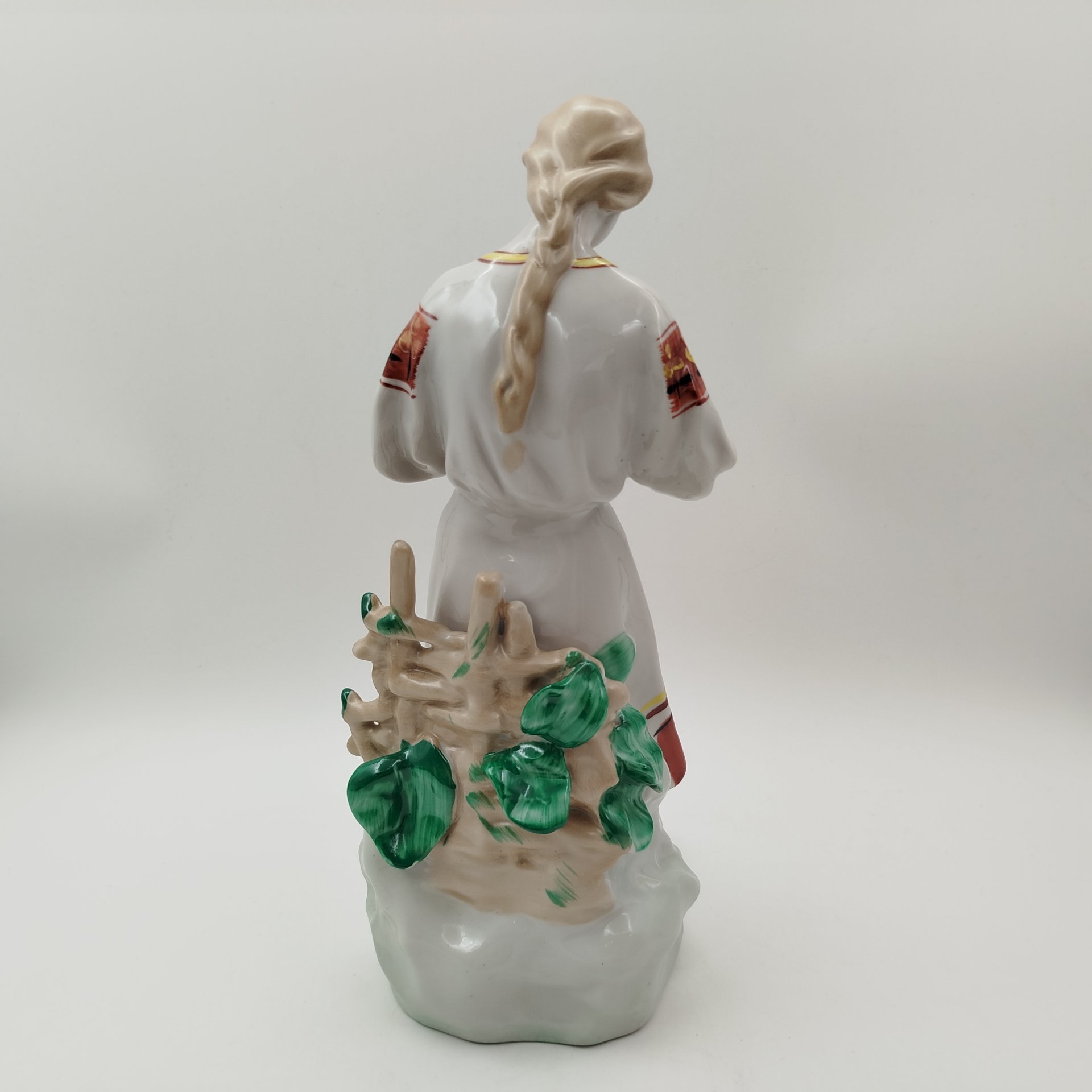 Статуэтка "Любит-не-любит" (Гадание на ромашке), скульптор О.Л. Жникруп, фарфор, роспись, Полонский завод художественной керамики (Полонное ЗХК), СССР, 1973-1991 гг., Полонский завод художественной керамики (Полонное ЗХК)