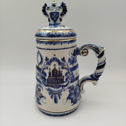 Кружка пивная "850 лет Москве" с навершием в виде двухголового орла и цветочным декором, Гжель, фарфор, роспись, Гжельский фарфоровый завод, Россия, 1990-2000 гг.