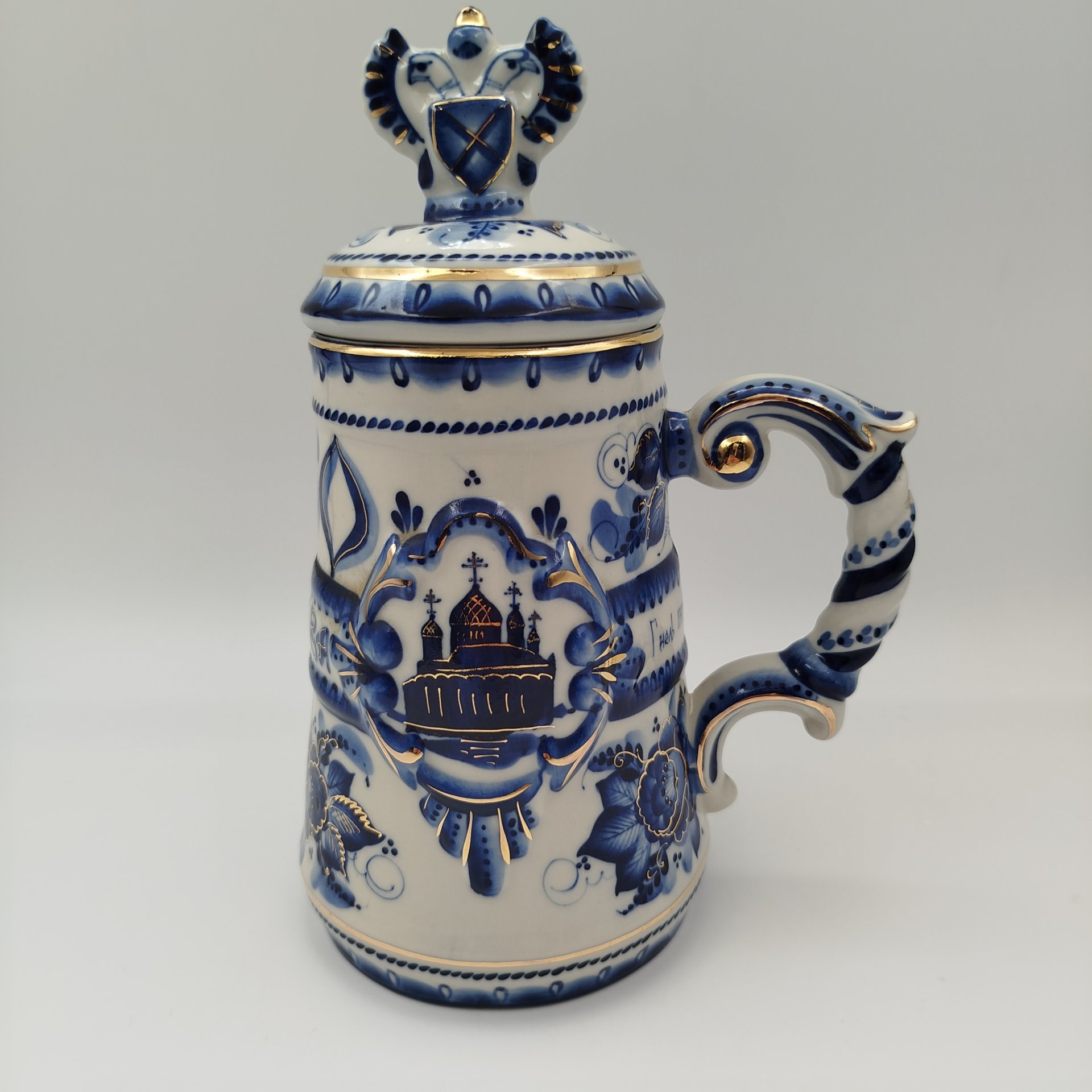 Кружка пивная "850 лет Москве" с навершием в виде двухголового орла и цветочным декором, Гжель, фарфор, роспись, Гжельский фарфоровый завод, Россия, 1990-2000 гг.