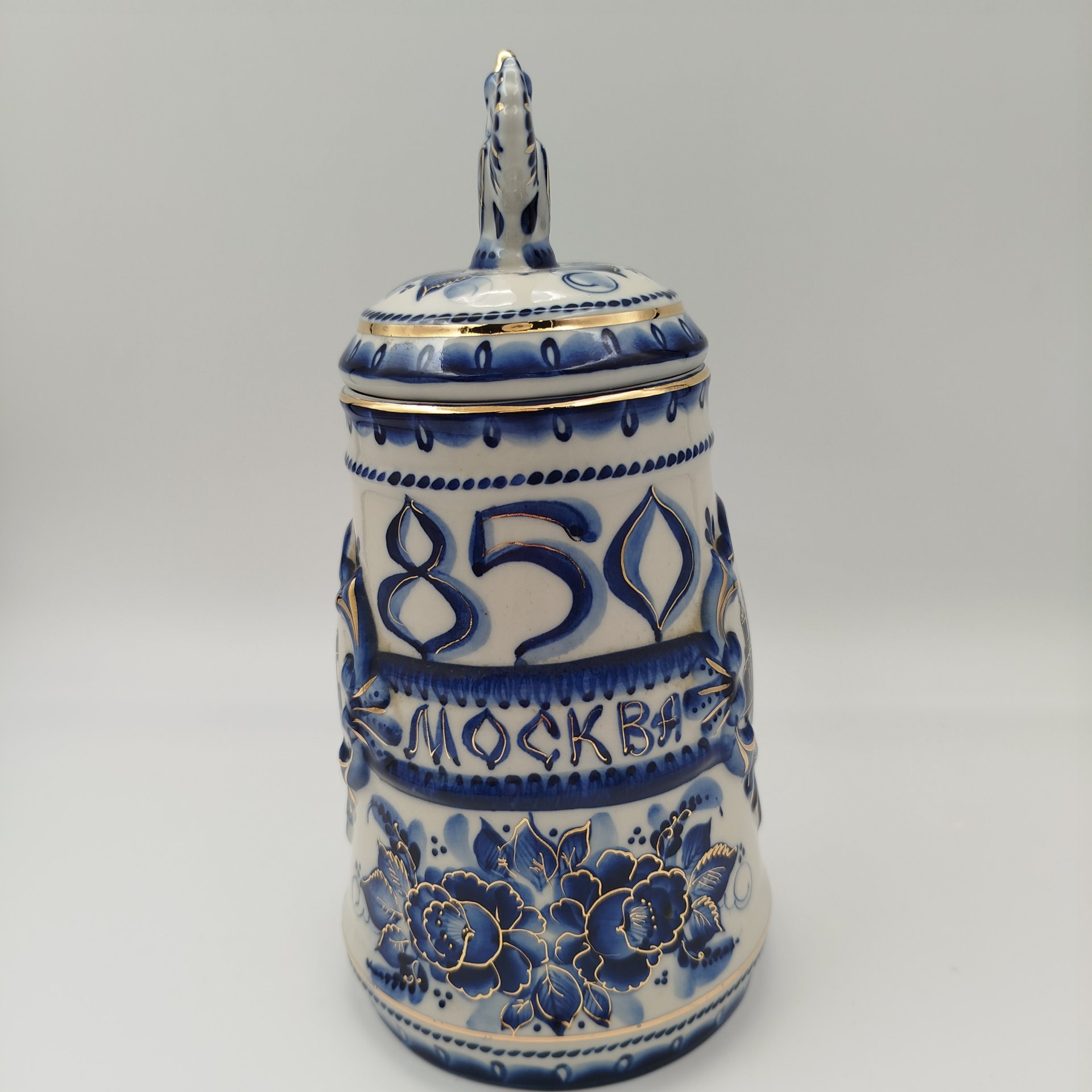 Кружка пивная "850 лет Москве" с навершием в виде двухголового орла и цветочным декором, Гжель, фарфор, роспись, Гжельский фарфоровый завод, Россия, 1990-2000 гг.